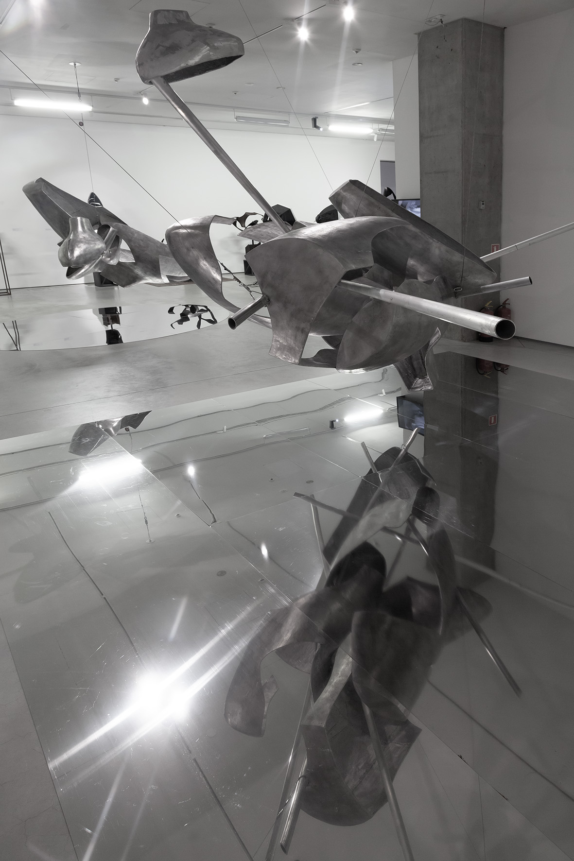 Wystawa //Karol Marks vs Moby Dick. Analiza formy i rozbiórka idei//. Na pierwszym planie: Krzysztof M. Bednarski, //Moby Dick – Czwórnia// (wersja wertykalna), 2014, aluminium, 450 × 200 × 166 cm, courtesy of K.M. Bednarski , fot. R. Sosin