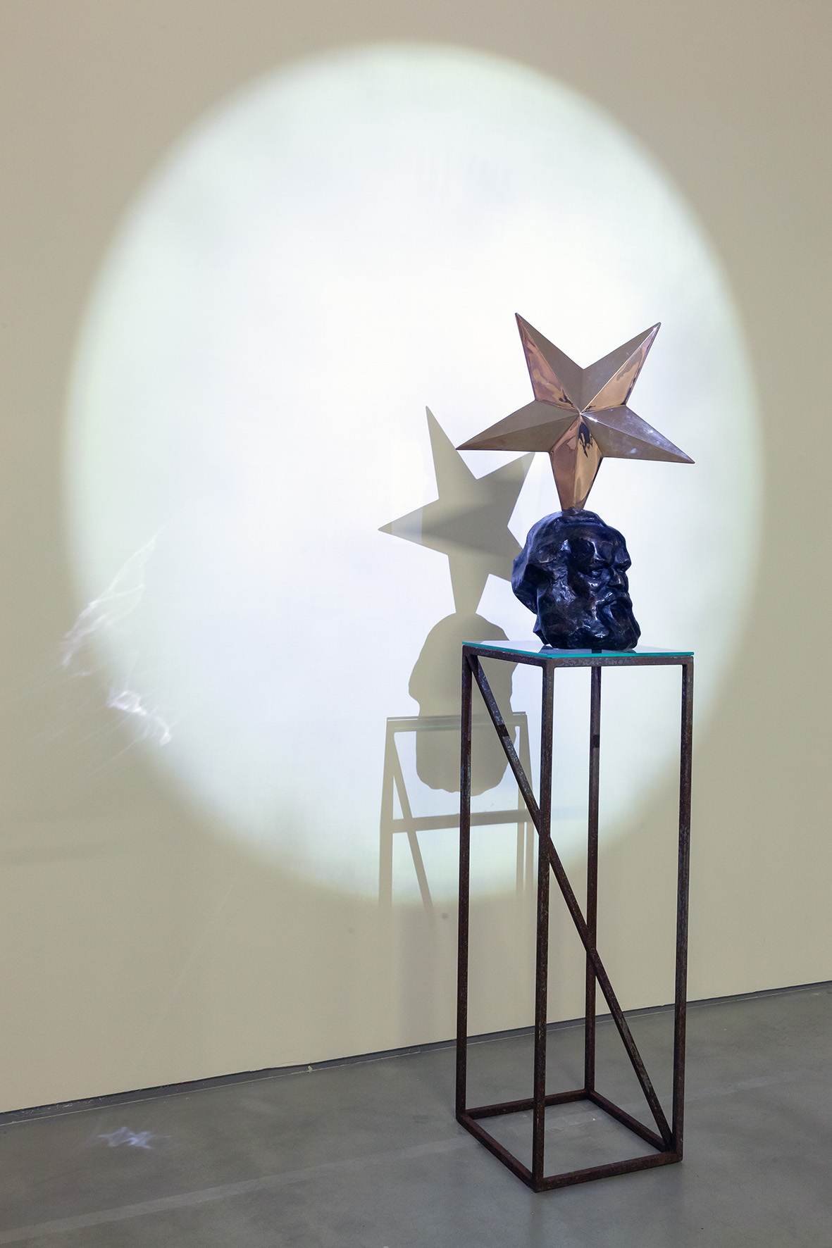 Widok wystawy, na zdjęciu: Krzysztof M. Bednarski, //Marks – Profeta//, 2010, brąz polerowany i patynowany,79 × 56,5 × 33 cm, courtesy of K.M. Bednarski, fot. R. Sosin