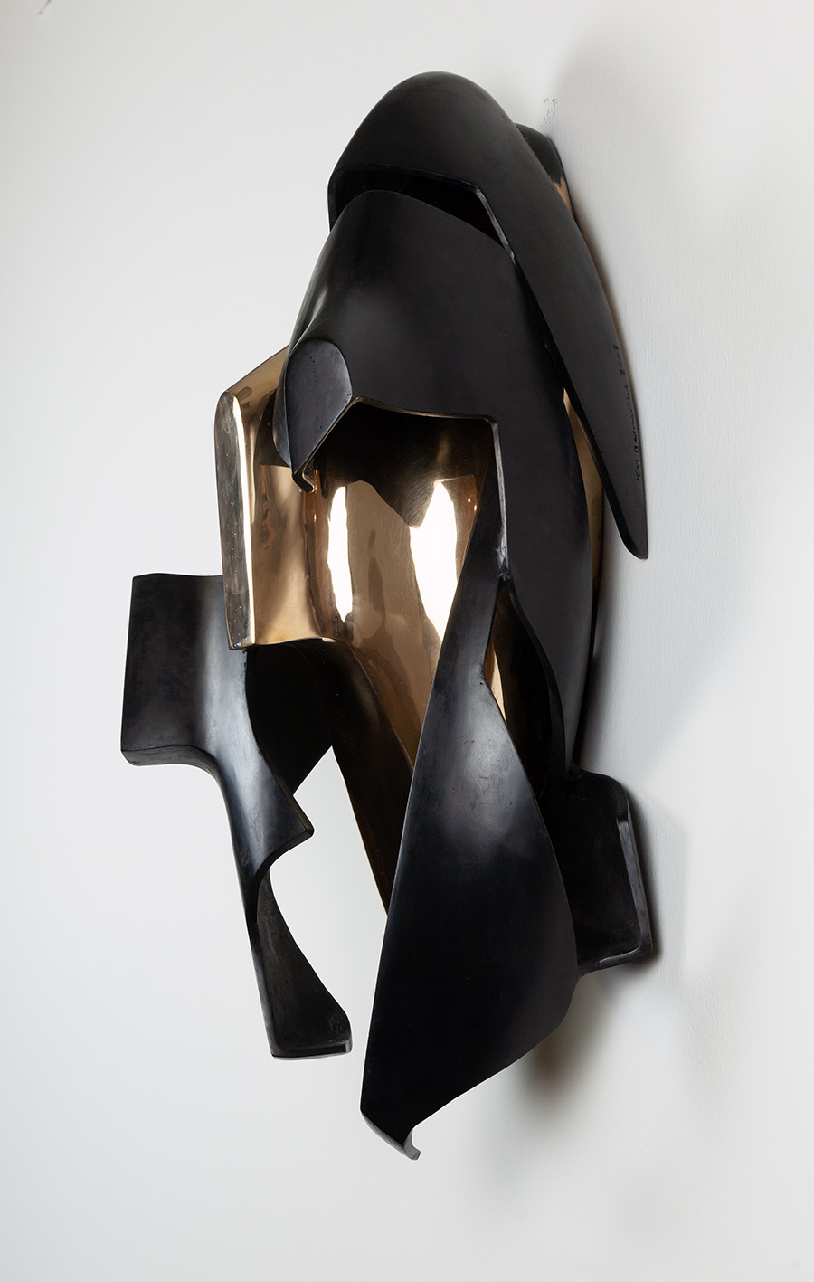 Krzysztof M. Bednarski, //MD – Skorupa i ziarno//, 2008, brąz polerowany i patynowany, 76 × 38 × 29 cm, courtesy of K.M. Bednarski, fot. R. Sosin