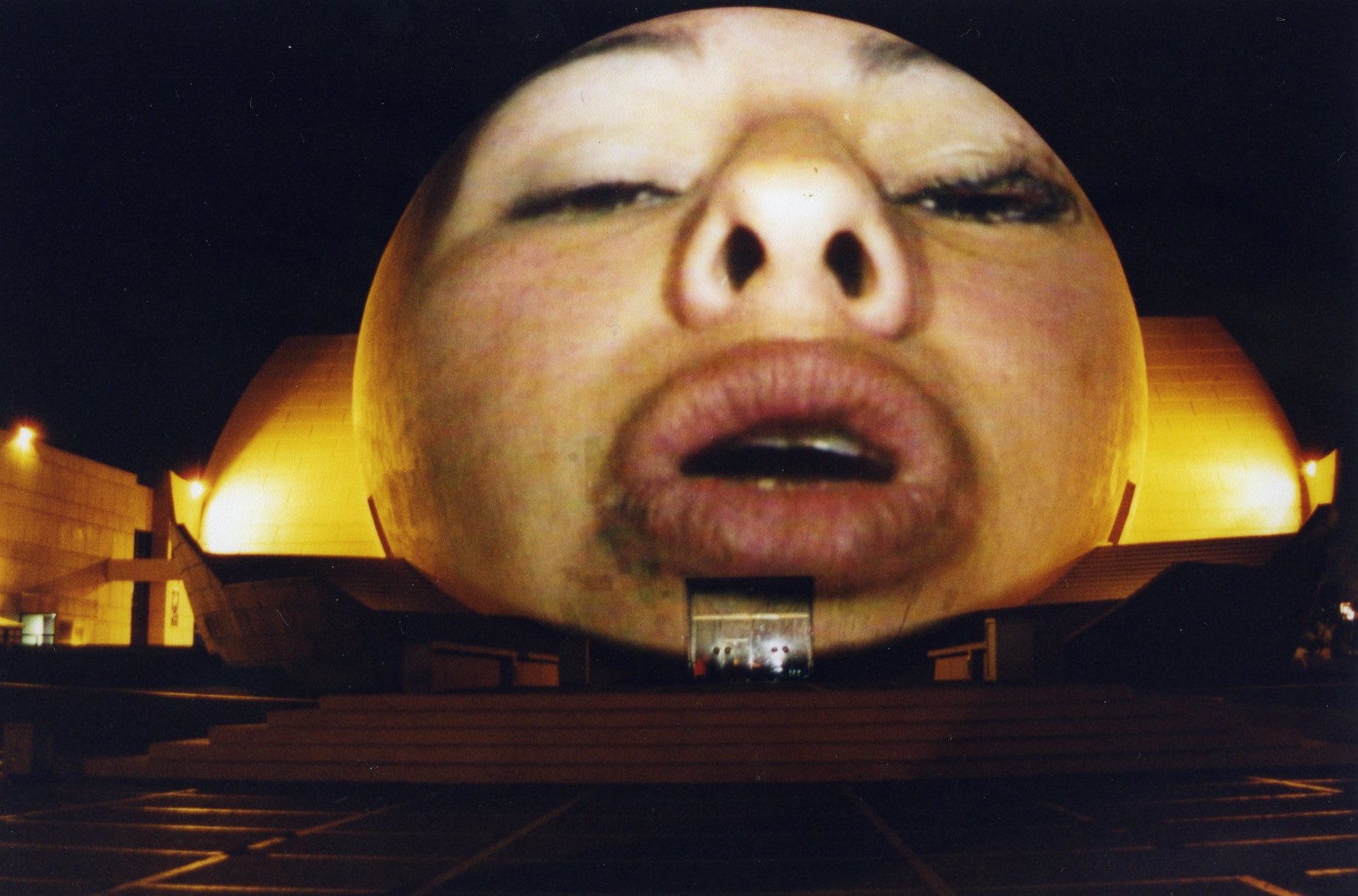 Krzysztof Wodiczko, projekcja w Tijuanie, El Centro Cultural, Tijuana, 2001, Archiwum MOCAK-u