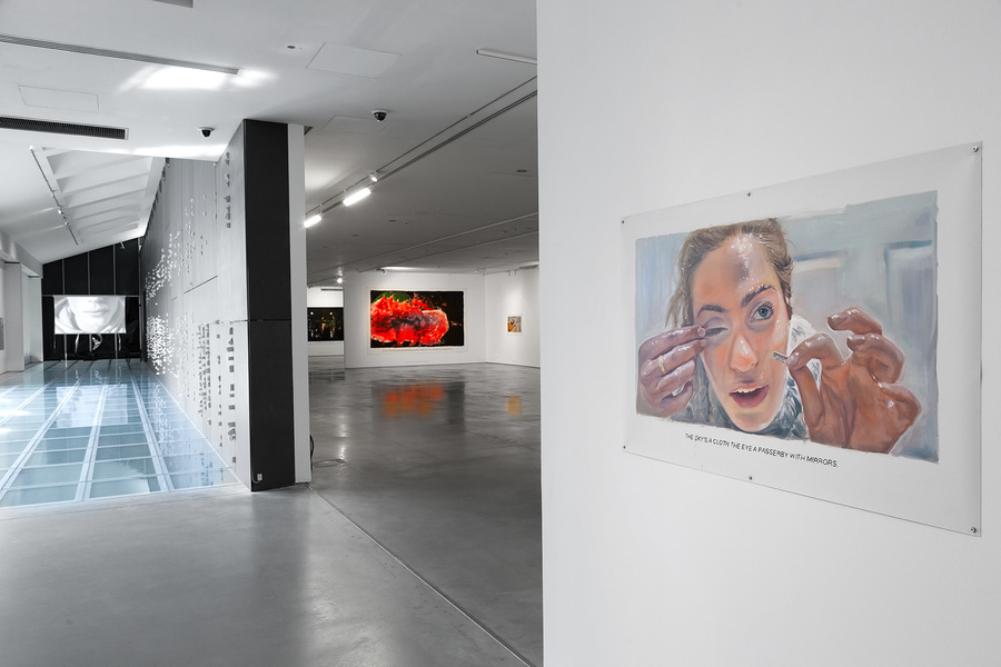 Wystawa //Ranny, który może chodzić//. Po prawej: bez tytułu [Las się rozstępuje...], 2018 olej / płótno, 270 × 430 cm, courtesy Muntean/Rosenblum, Galerie Ron Mandos, Amsterdam, fot. R. Sosin