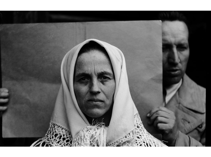 A woman, behind an IDO researcher, Nowa Wieś, Krynica, Nowy Sącz county, General Government, 1940, Sektion Rassen- und Volkstumsforschung IDO, Jagiellonian University Archives