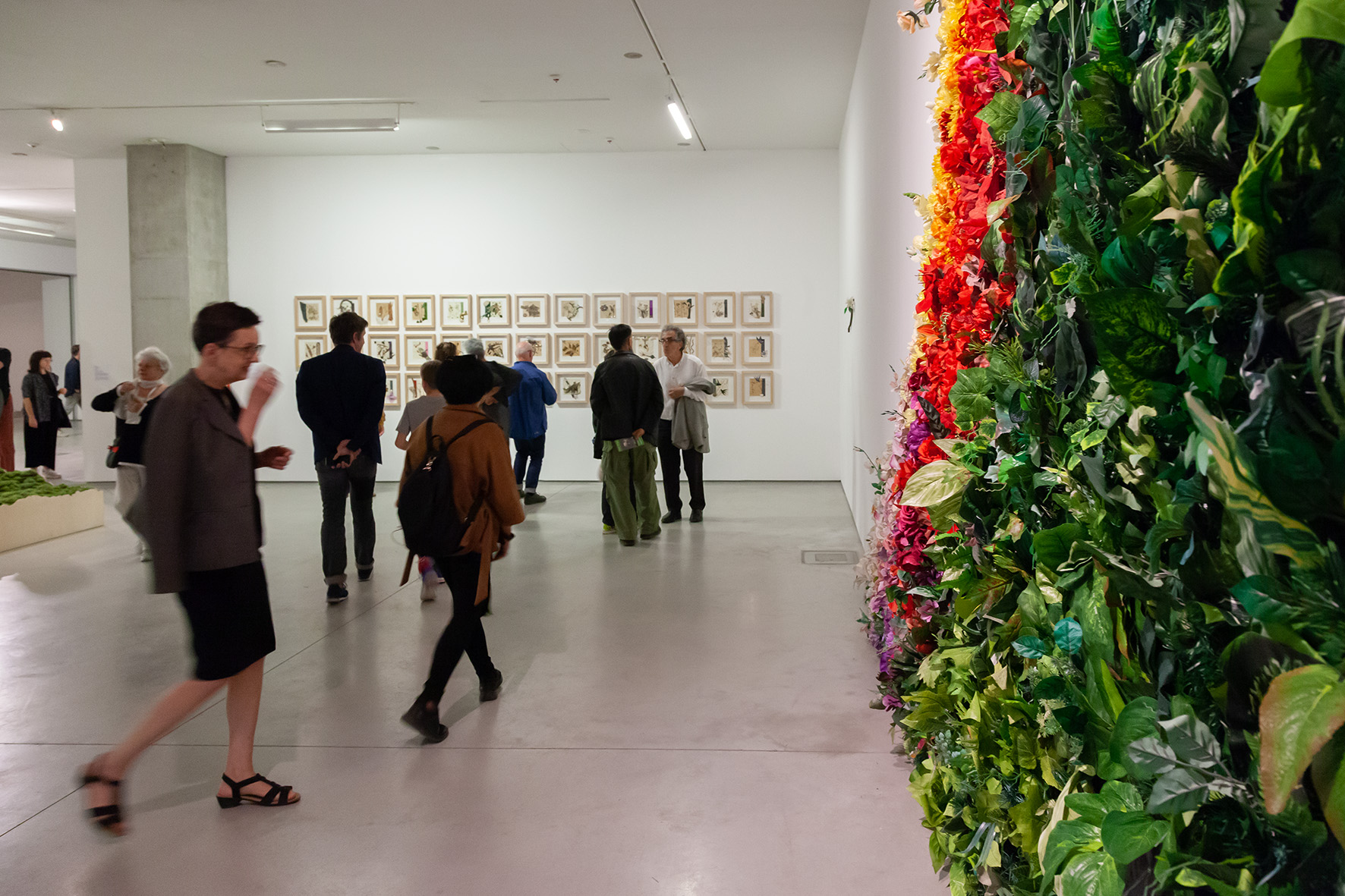Wystawa //Natura w sztuce//. Na pierwszym planie: Grzegorz Kozera, //Cud łomu//, 2016/2019, instalacja, courtesy G. Kozera. W tle praca Daniela Spoerriego, fot. R. Sosin