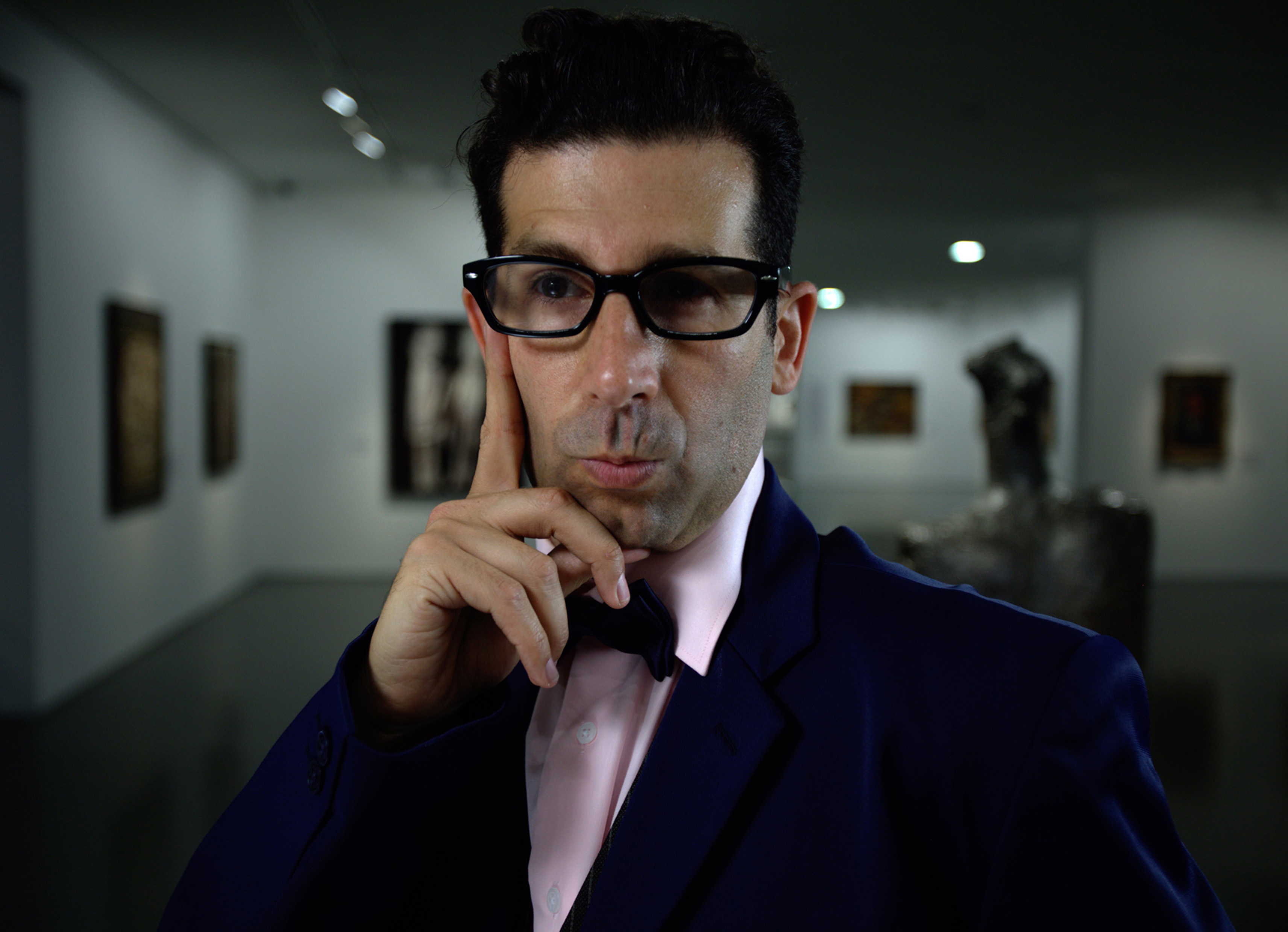Shahar Marcus, //Kurator//, 2011, video, 4 min 25 s, Kolekcja MOCAK-u 