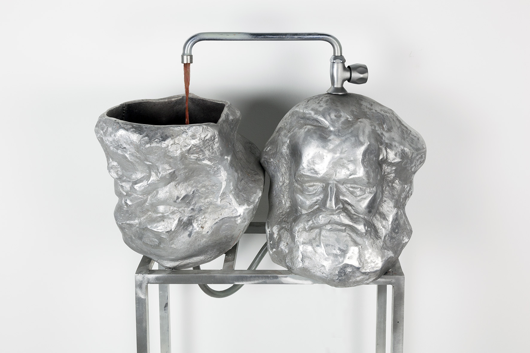 Krzysztof M. Bednarski, //Czytanie „Kapitału”//, 2014, instalacja, 130 × 160 × 35 cm, Kolekcja MOCAK-u