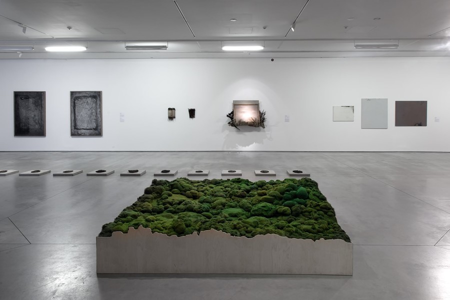 Widok wystawy //Natura w sztuce//. Na pierwszym planie: Michalina Bigaj, bez tytułu, 2016, obiekt, 68 × 245 × 300 cm, courtesy of M. Bigaj. Na drugim planie od lewej widoczne prace, których autorami są Witek Orski, Bartosz Kokosiński, Oskar Dawicki. Fot. R. Sosin