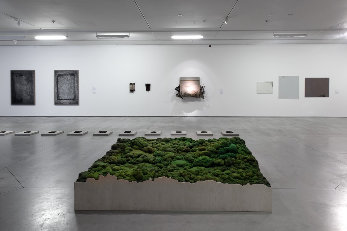 Widok wystawy //Natura w sztuce//. Na pierwszym planie: Michalina Bigaj, bez tytułu, 2016, obiekt, 68 × 245 × 300 cm, courtesy of M. Bigaj. Na drugim planie od lewej widoczne prace, których autorami są Witek Orski, Bartosz Kokosiński, Oskar Dawicki. Fot. R. Sosin