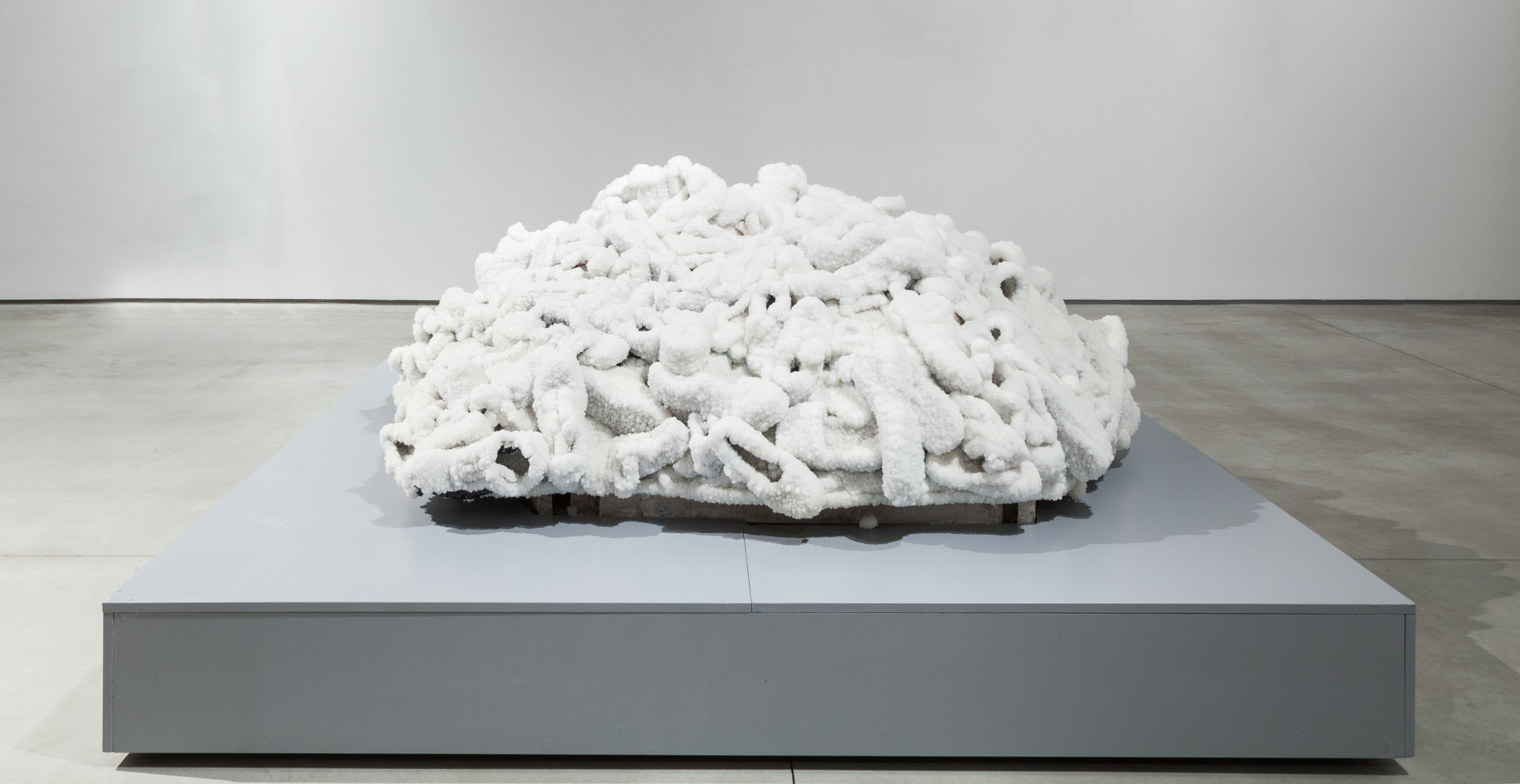Sigalit Landau, //Wyspa butów//, 2015, rzeźba, 80 × 200 × 200 cm, Kolekcja MOCAK-u