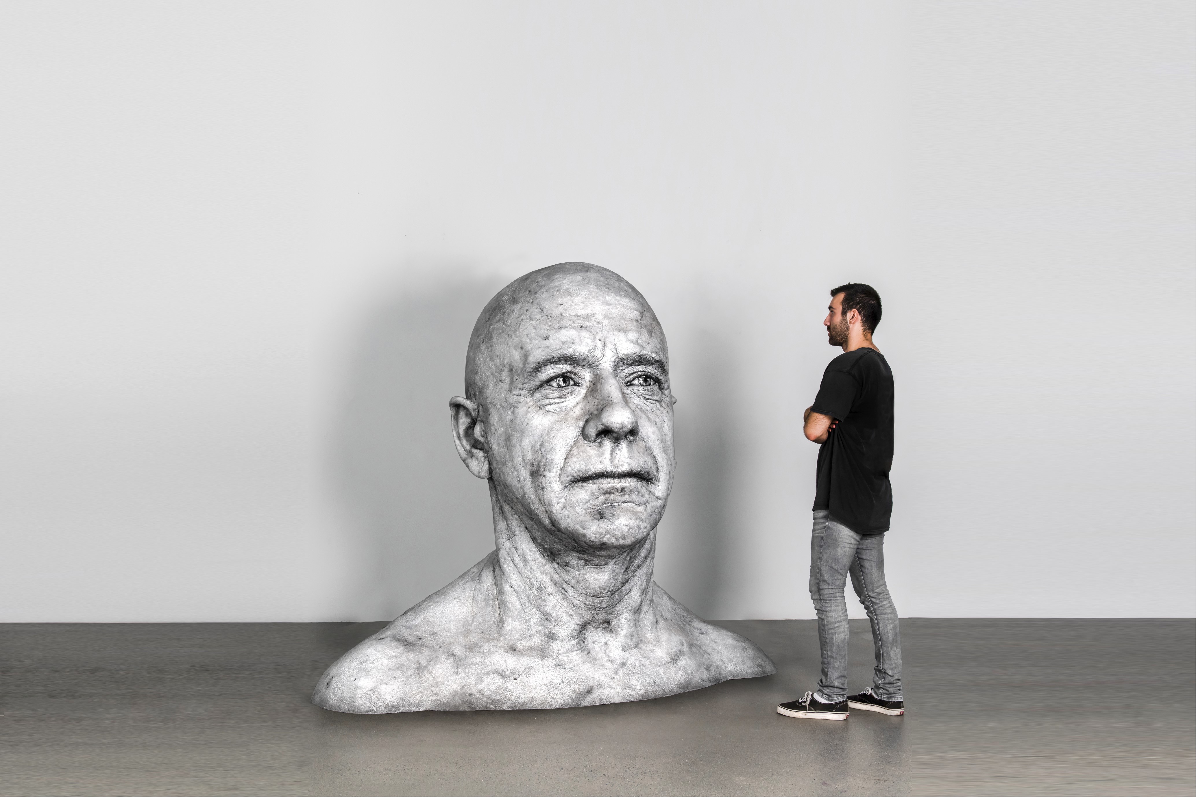 Guido Casaretto, //Czy niesympatyczni ludzie wyglądają podobnie? IV//, 2019, grafit, węgiel / żywica, 193 × 230 × 150 cm, courtesy Adamovskiy Foundation, fot. K. Kaygusuz