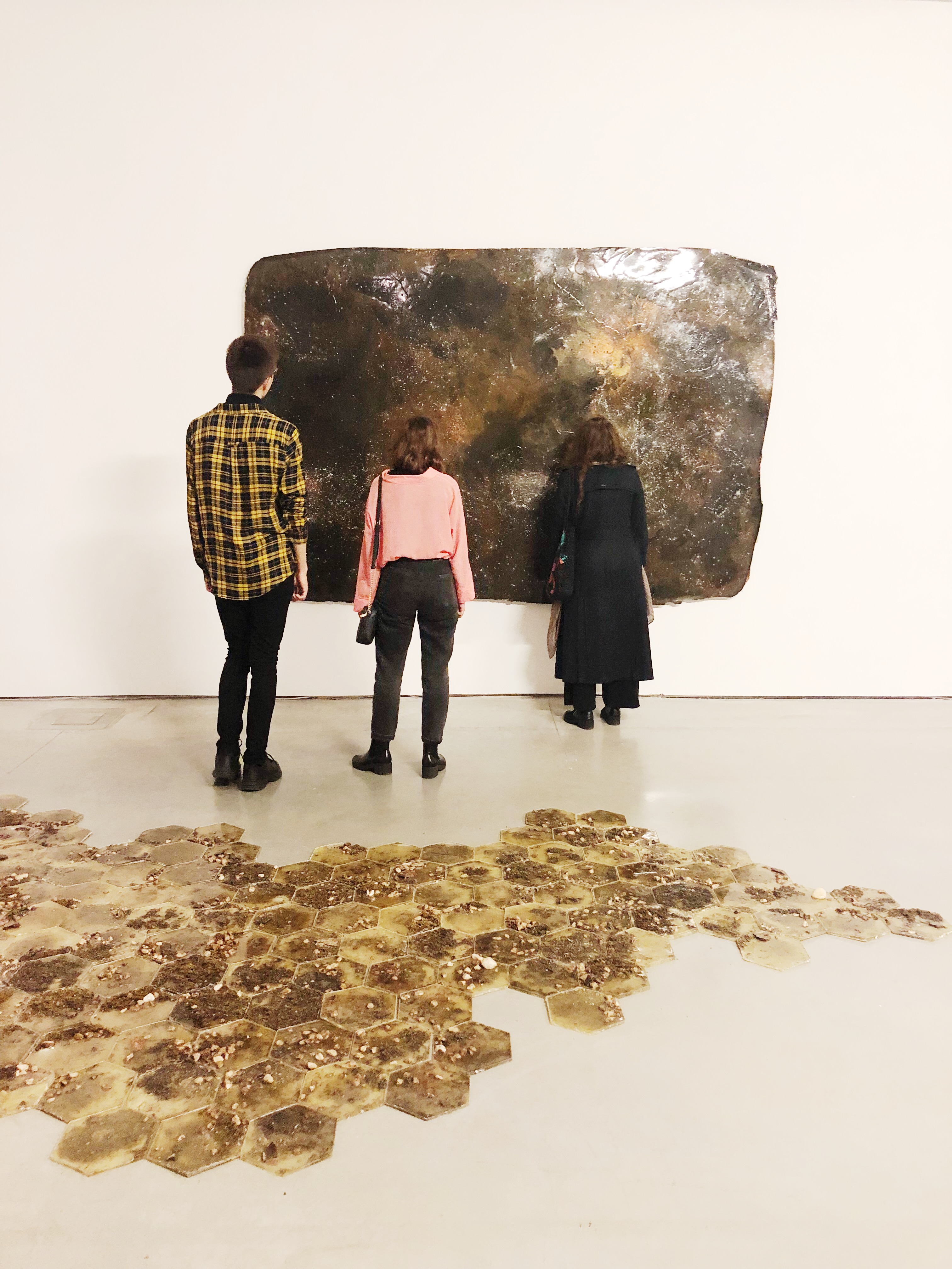 Wystawa Guido Casaretto //Duchy materii//. Na pierwszym planie //Argilla//, 2019; bez tytułu I, 2017, courtesy Zilberman Gallery. Fot. Dział Promocji (MOCAK)