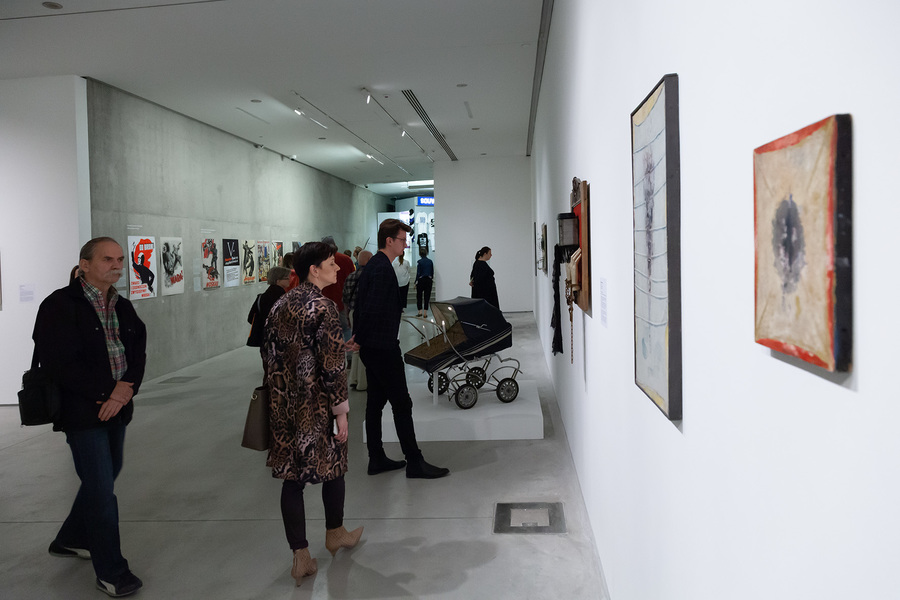 Wystawa //II wojna światowa – dramat, symbol, trauma//. Na pierwszym planie prace autorstwa Zbigniewa Grzybowskiego, 1969–1972, courtesy Galeria Dyląg. Fot. R. Sosin