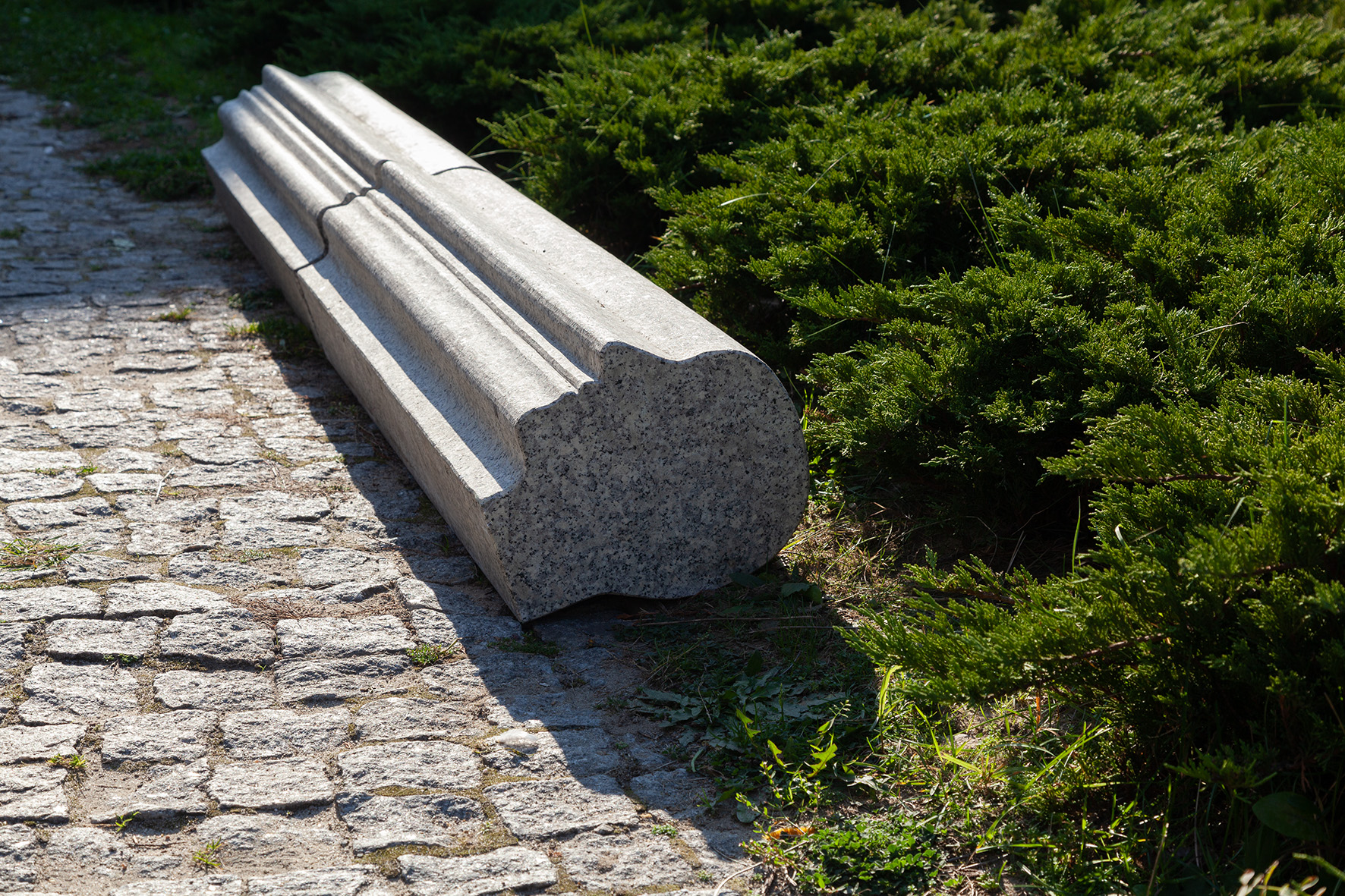 Krzysztof M. Bednarski, //Krawężnik (przełamany)//, 2009, rzeźba (granit), Kolekcja MOCAK-u, fot. R. Sosin