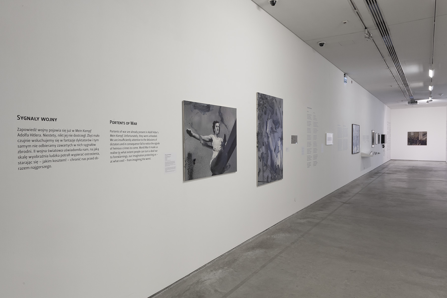 Wystawa //II wojna światowa – dramat, symbol, trauma//. Na pierwszym planie: Witold Stelmachniewicz, bez tytułu [wg Riefenstahl], 2009–2016, olej / płótno, 90 × 120 ×2,5 cm, Kolekcja MOCAK-u. Fot. R. Sosin