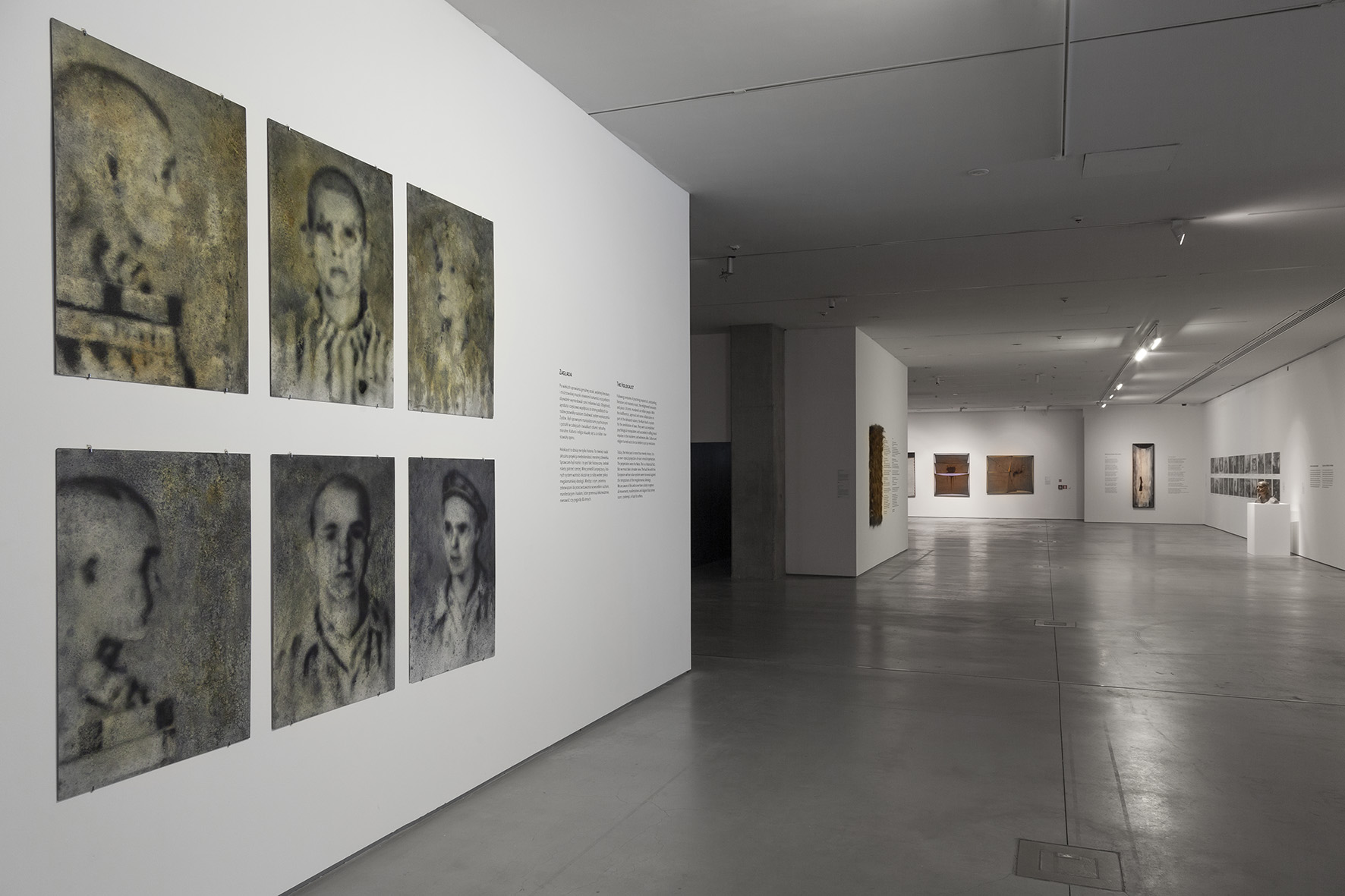 Wystawa //II wojna światowa – dramat, symbol, trauma//. Na pierwszym planie: Andrzej Żygadło, //z Cyklu oświęcimskiego//, 2010, olej / płyta HDF, courtesy Art Agenda Nova, Kraków, © A. Żygadło, fot. Rafał Sosin
