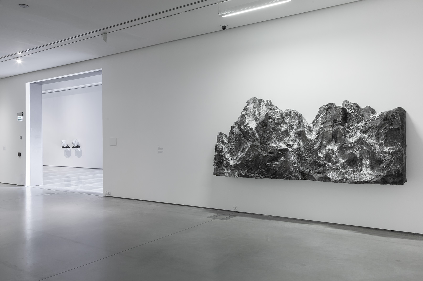 Wystawa Guido Casaretto //Duchy materii//. Widoczna praca artysty: //Monte Grigio//, 2017, olej, akryl / płótno, courtesy Banu & Hakan Çarmıklı. Fot. R. Sosin