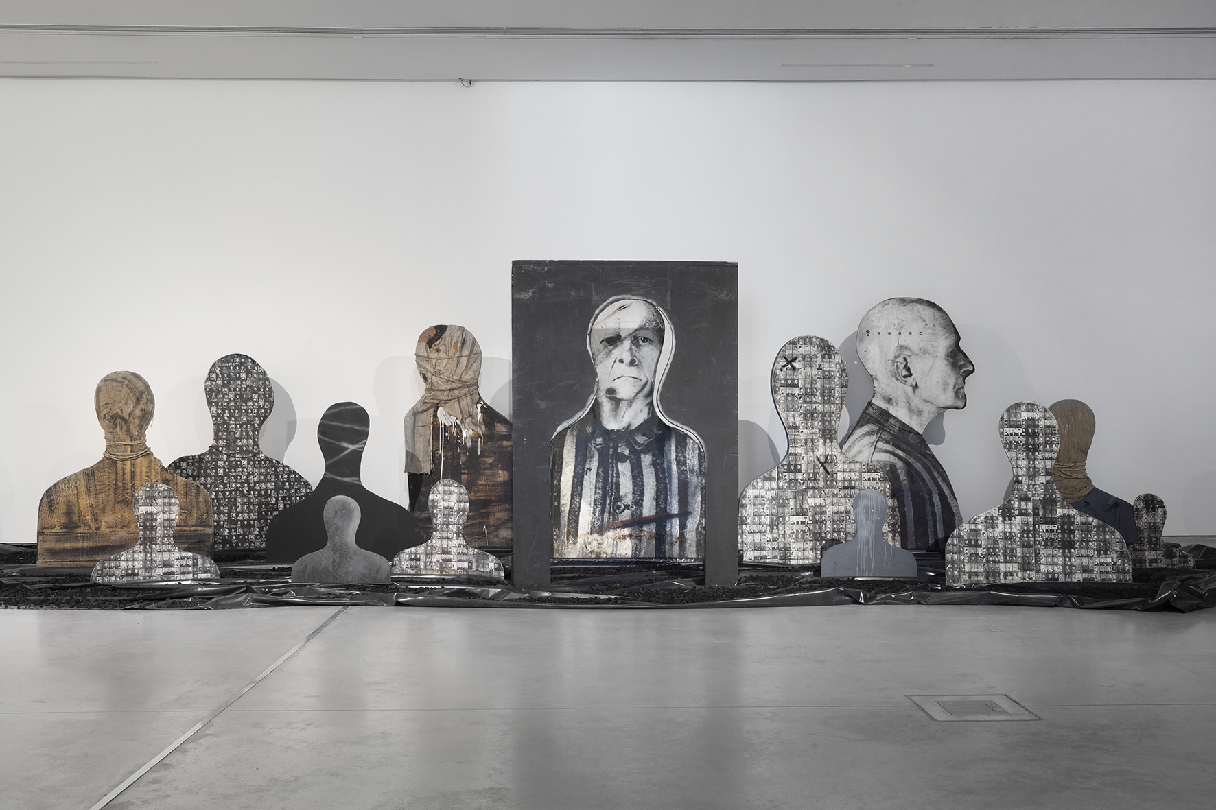 Wystawa //II wojna światowa – dramat, symbol, trauma//. Józef Szajna, //Reminiscencje//, 1969–1990, instalacja, courtesy Muzeum Śląskie w Katowicach. Fot. R. Sosin