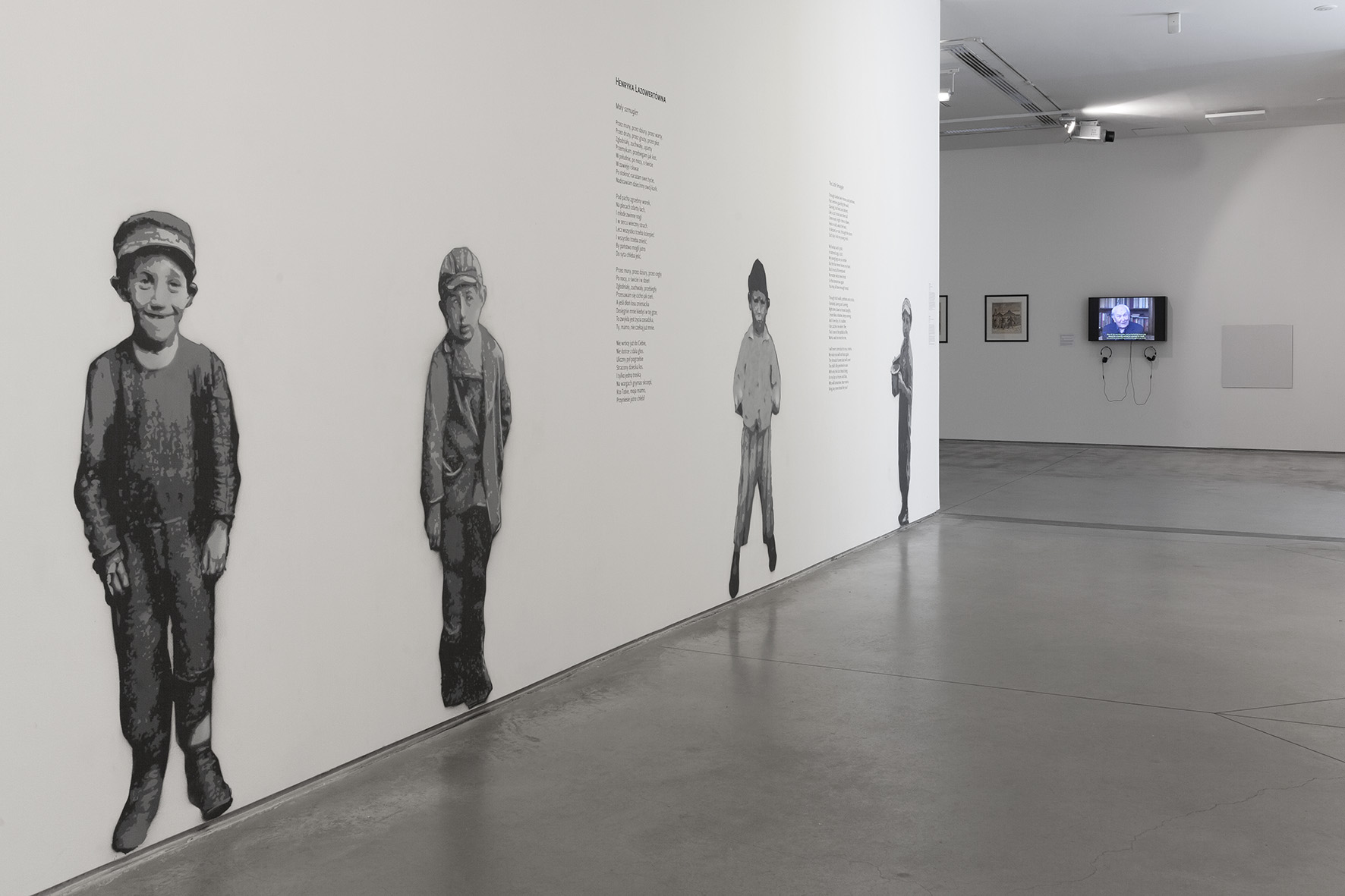 Wystawa //II wojna światowa – dramat, symbol, trauma//. Po lewej prace autorstwa Piotra Saula, //Dzieci Bałut – murale pamięci//, 2016/2019, murale, courtesy P. Saul, fot. R. Sosin