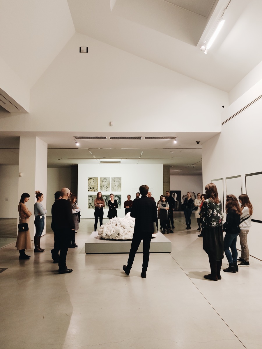 Wystawa //II wojna światowa – dramat, symbol, trauma//. Od lewej prace, których autorami są: Andrzej Żygadło, Sigalit Landau Elżbieta Janicka. Fot. Dział Promocji, MOCAK