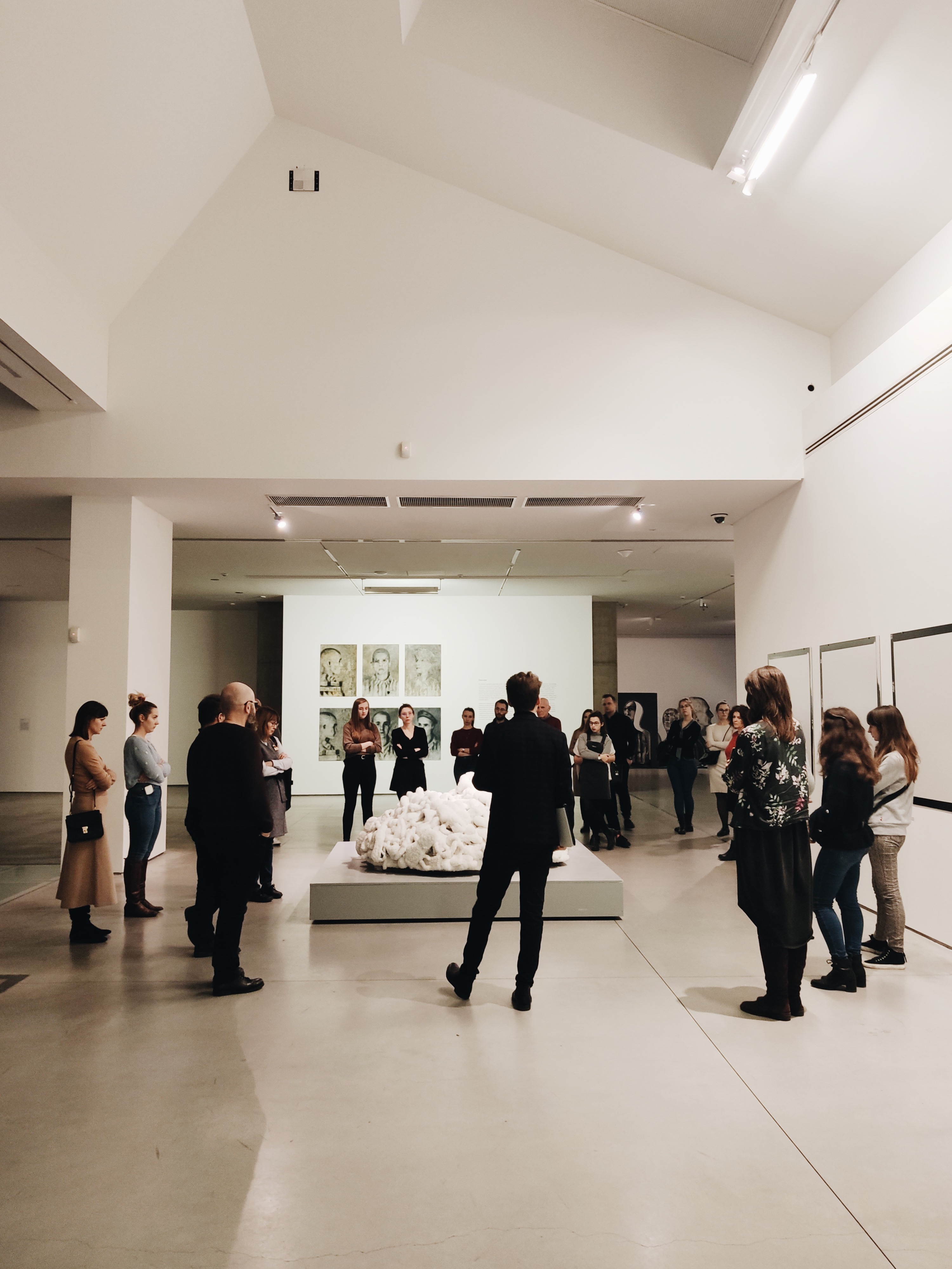 Wystawa //II wojna światowa – dramat, symbol, trauma//. Od lewej prace, których autorami są: Andrzej Żygadło, Sigalit Landau Elżbieta Janicka. Fot. Dział Promocji, MOCAK