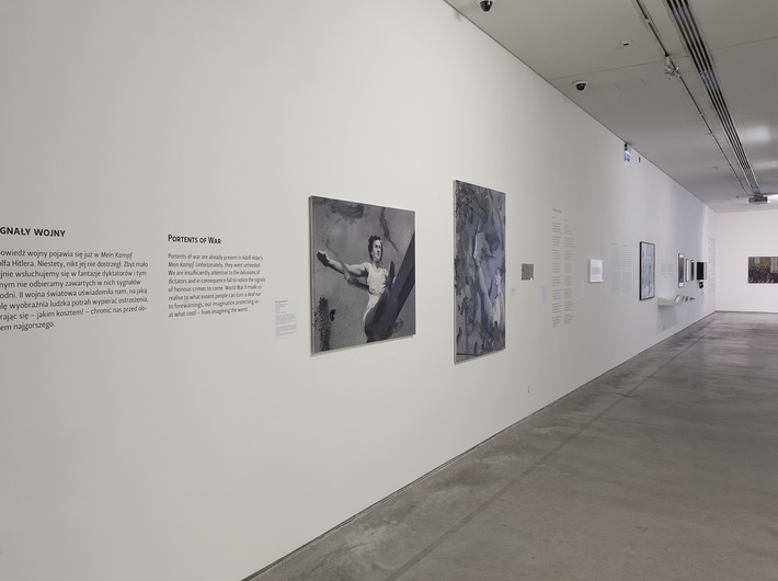 //World War II – Drama, Symbol, Trauma// exhibition, Witold Stelmachniewicz, untitled [after Riefenstahl], 2009–2016, oil / canvas, 90 × 120 × 2.5 cm, MOCAK Collection. Photo: R. Sosin