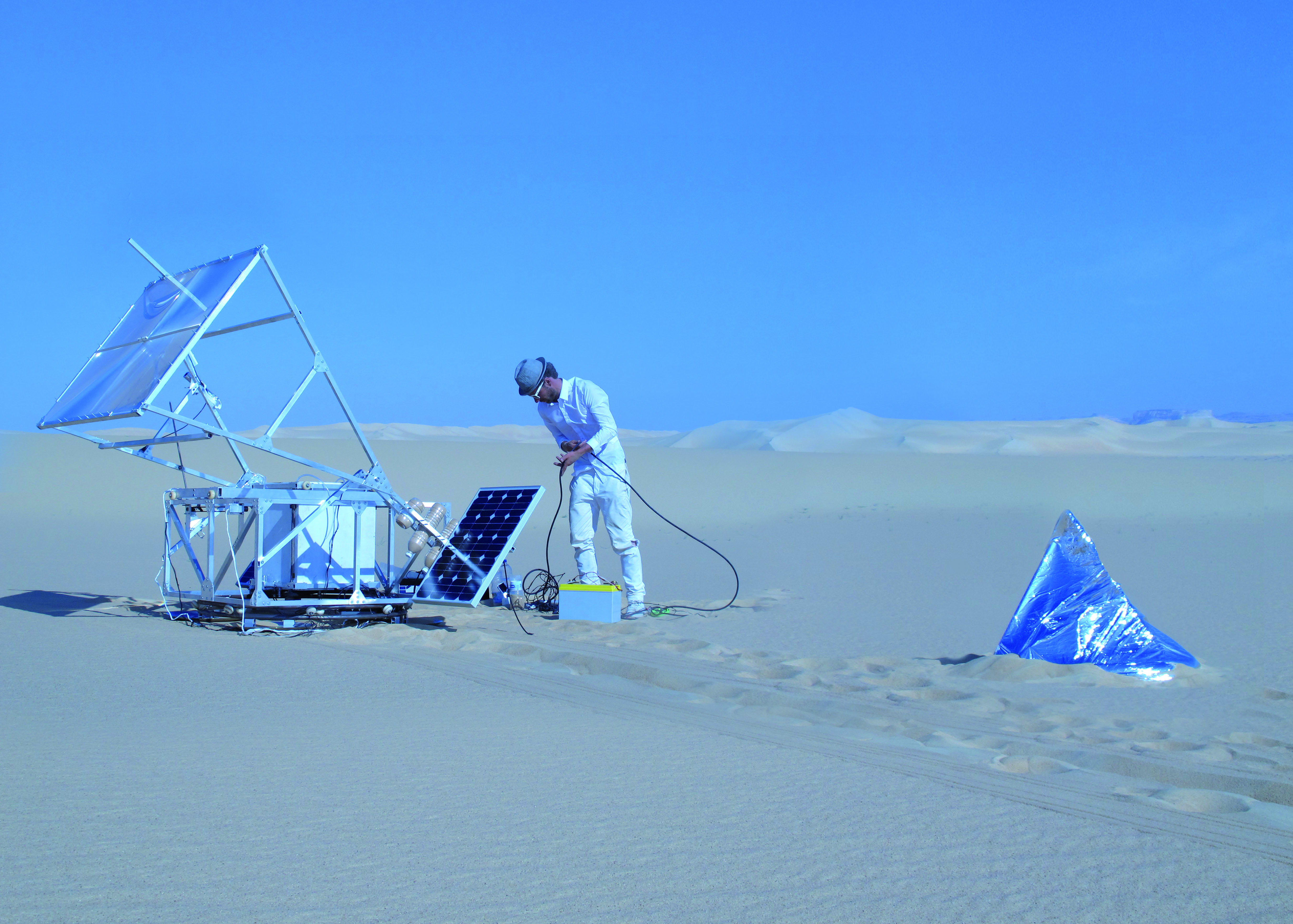 //Maszyna do spiekania solarnego//, 2011, projekt: Markus Kayser. Pustynia Sahara, Siwa, Egipt, fot. Amos Field Reid