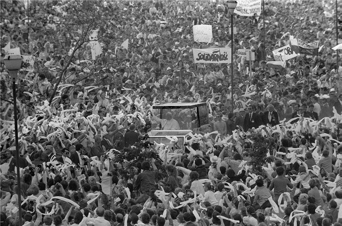 Wojciech Plewiński, fotografia z pielgrzymki Jana Pawła II do Gdańska, 1987, courtesy W. Plewiński