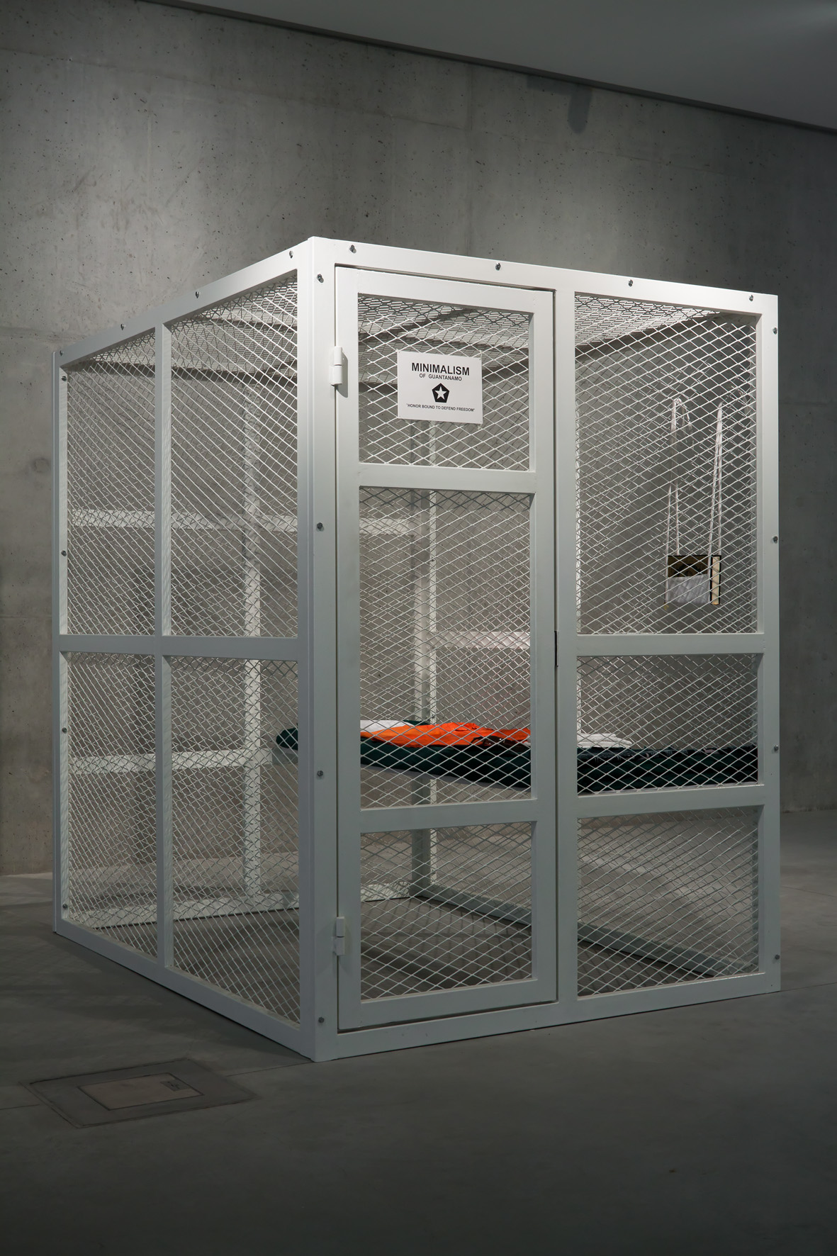 Tomasz Bajer, //Minimalism of Guantanamo//, 2008, instalacja, Kolekcja MOCAK-u