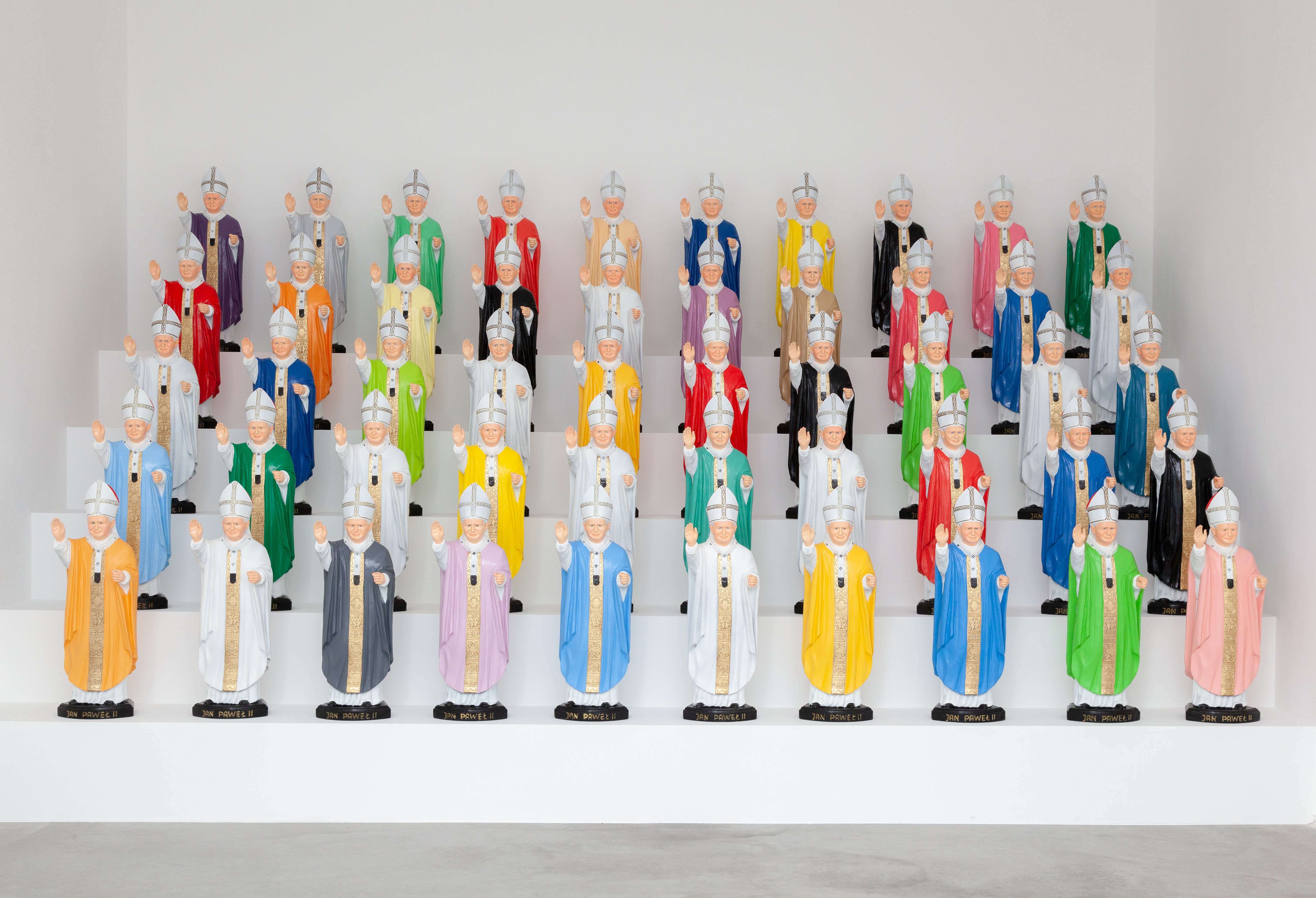 Peter Fuss, //Garden Popes//, 2007, obiekty, około 80 × 25 × 20 cm każdy, courtesy P. Fuss