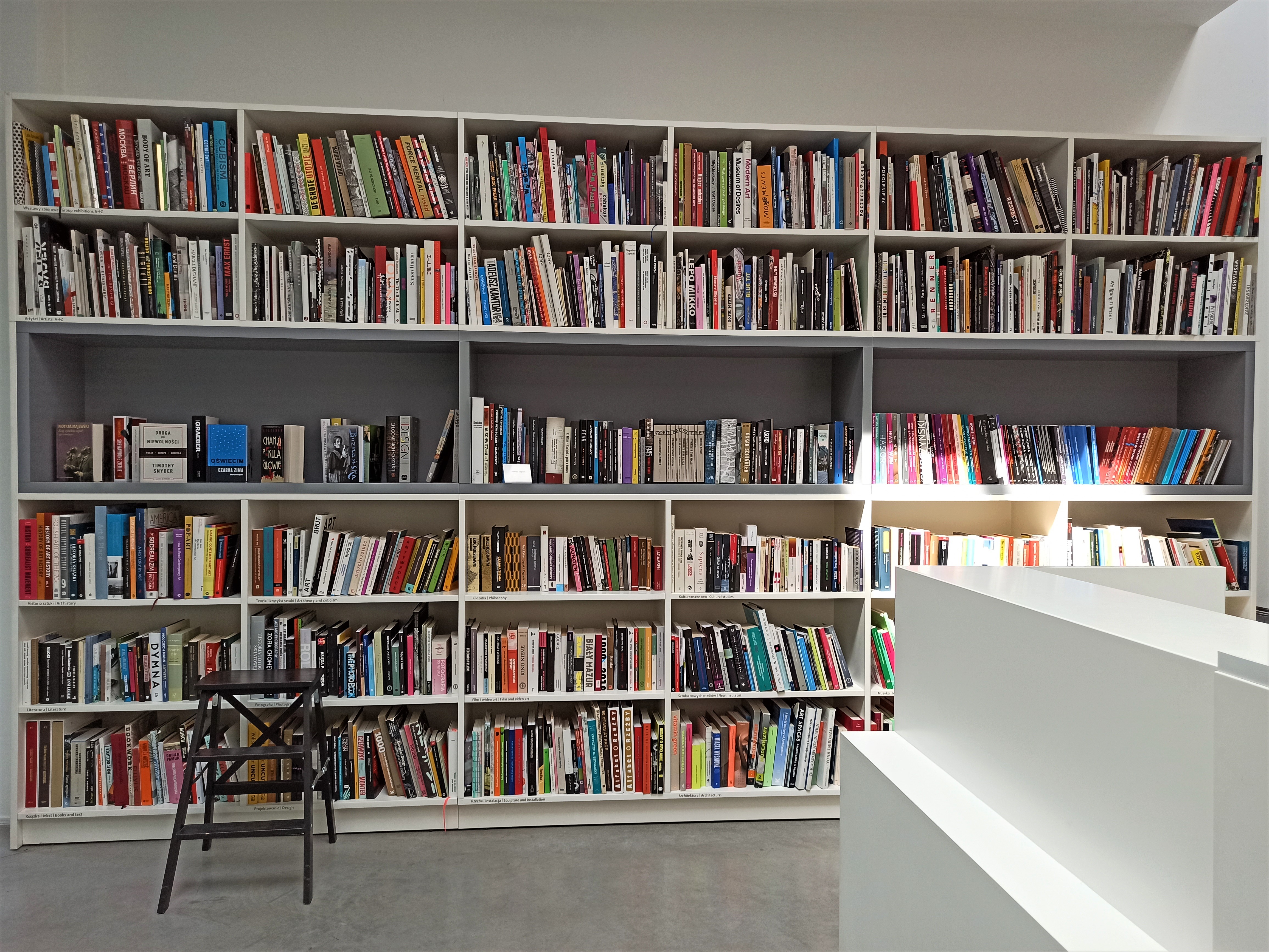 Księgozbiór Biblioteki MOCAK u, fot. M. Nikody