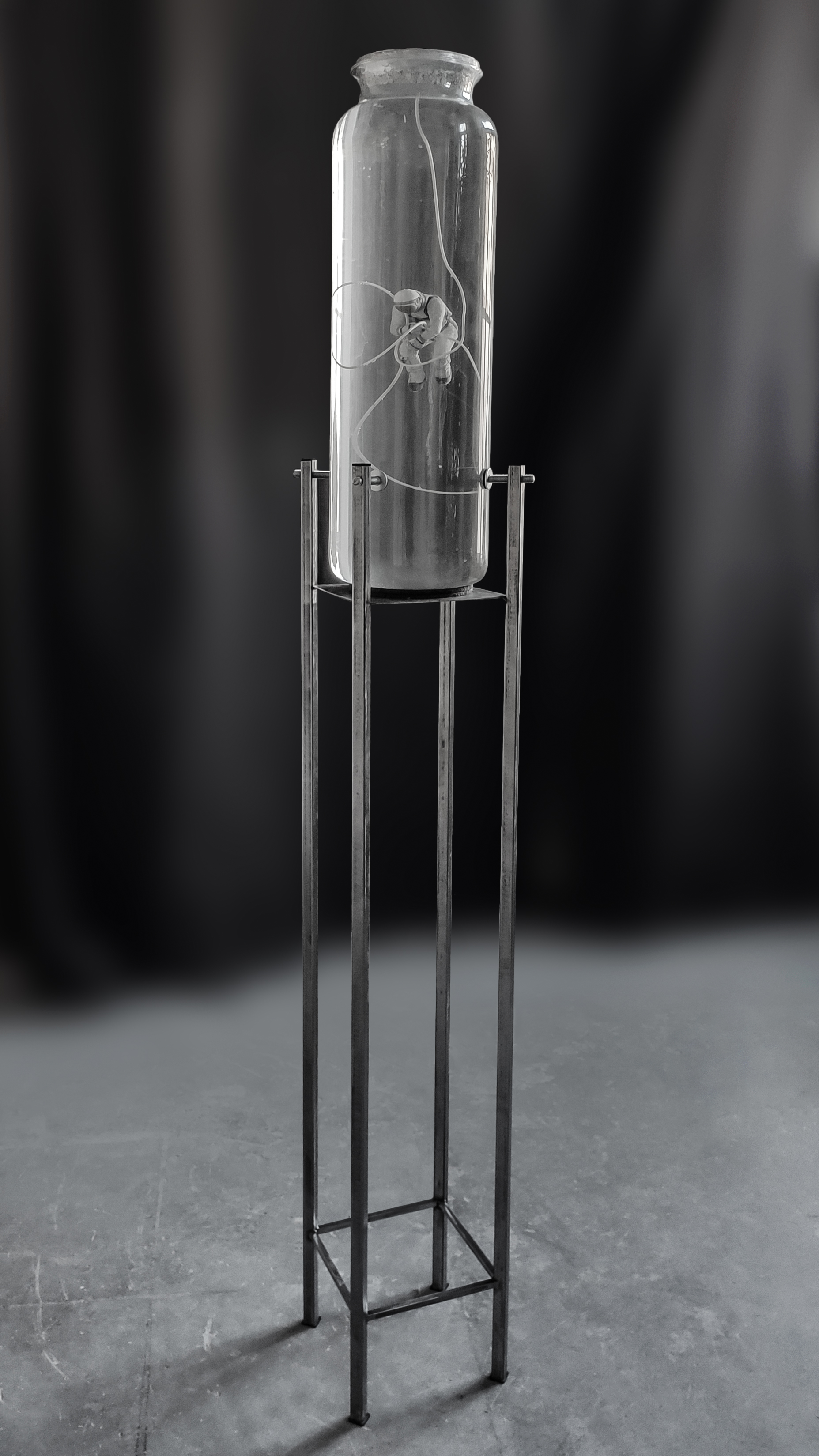 Wojciech Kuszaj, //Kosmonauta//, 2020, obiekt, 200 × 40 × 40 cm, courtesy W. Kuszaj, fot. W. Kuszaj