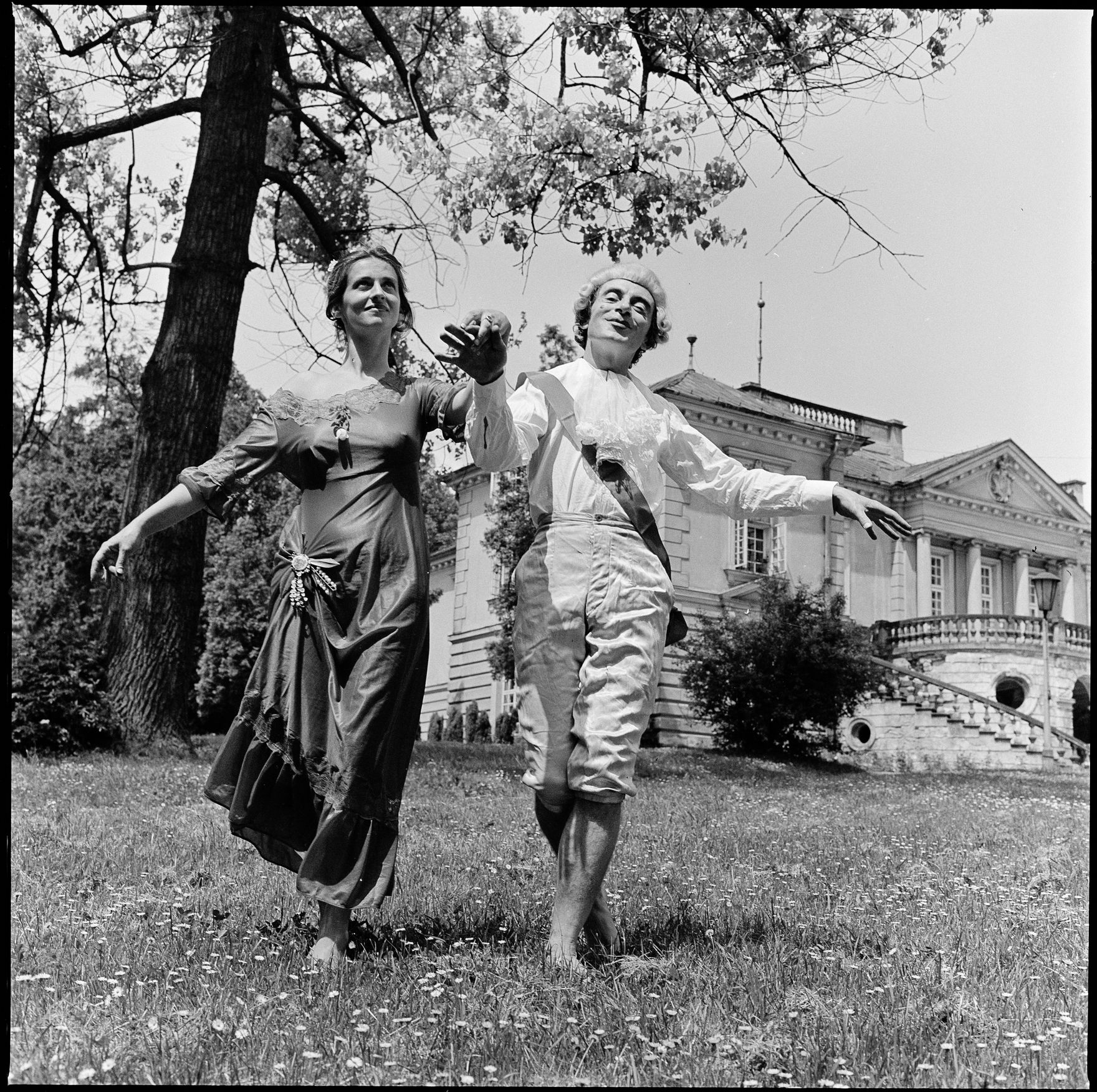 Marian Eile, //Sceny historyczne// (Ludwik XV i Madame Pompadour), 1977, fotografia, 6 × 6 cm (negatyw), Archiwum MOCAK-u, fot. A. Arvay, B. Opioła