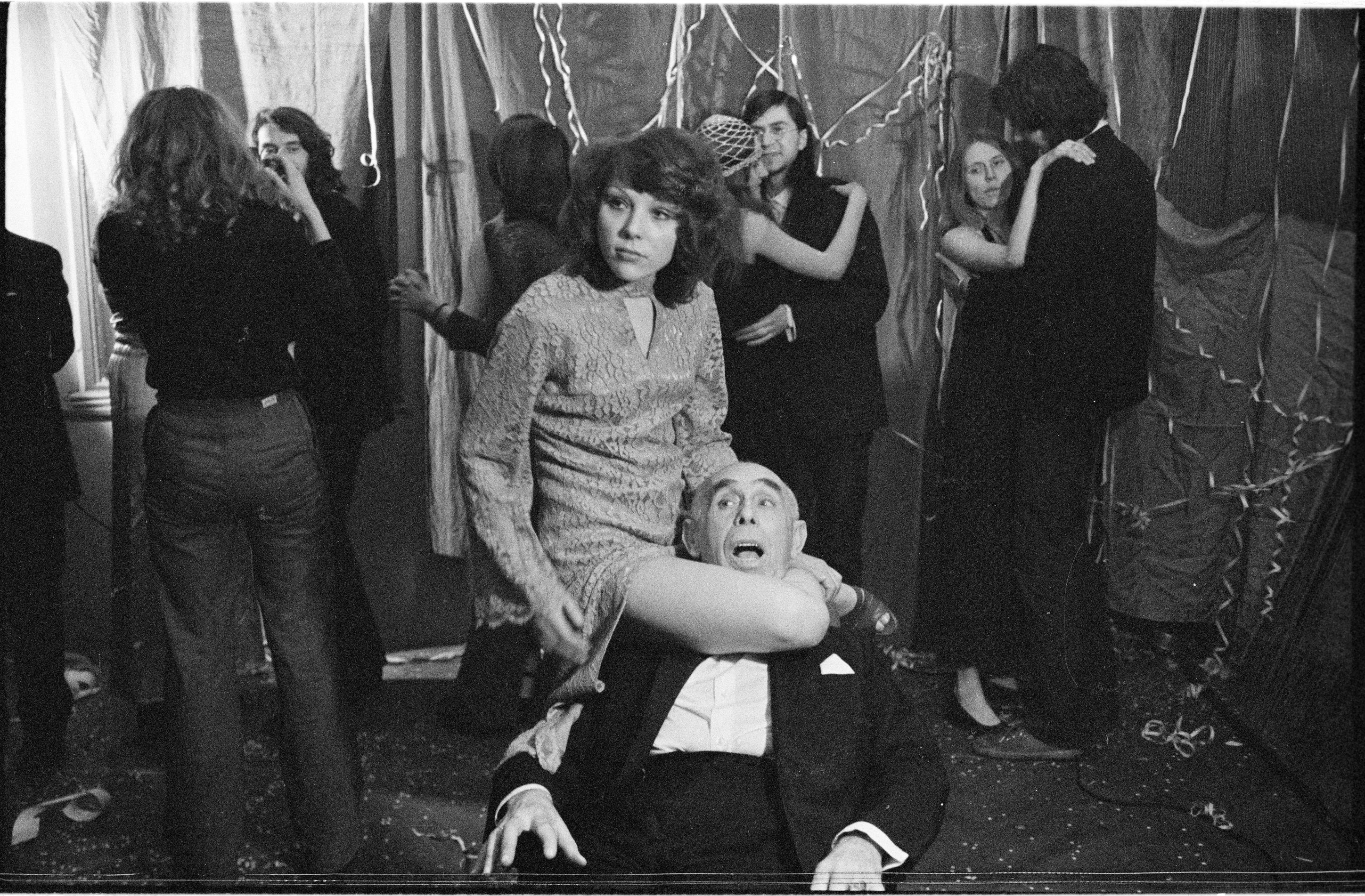 Marian Eile, //Napad na Bal//, 1976, fotografia, 2,4 × 3,6 cm (negatyw), Archiwum MOCAK-u, fot. A. Arvay, B. Opioła