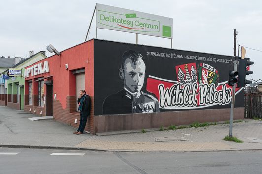 Wojciech Wilczyk, //Łagiewniki, ul. Wrocławska – 15.04.2017//, z cyklu //Słownik polsko-polski//, 2017, fotografia, 70 × 100 cm, courtesy W. Wilczyk