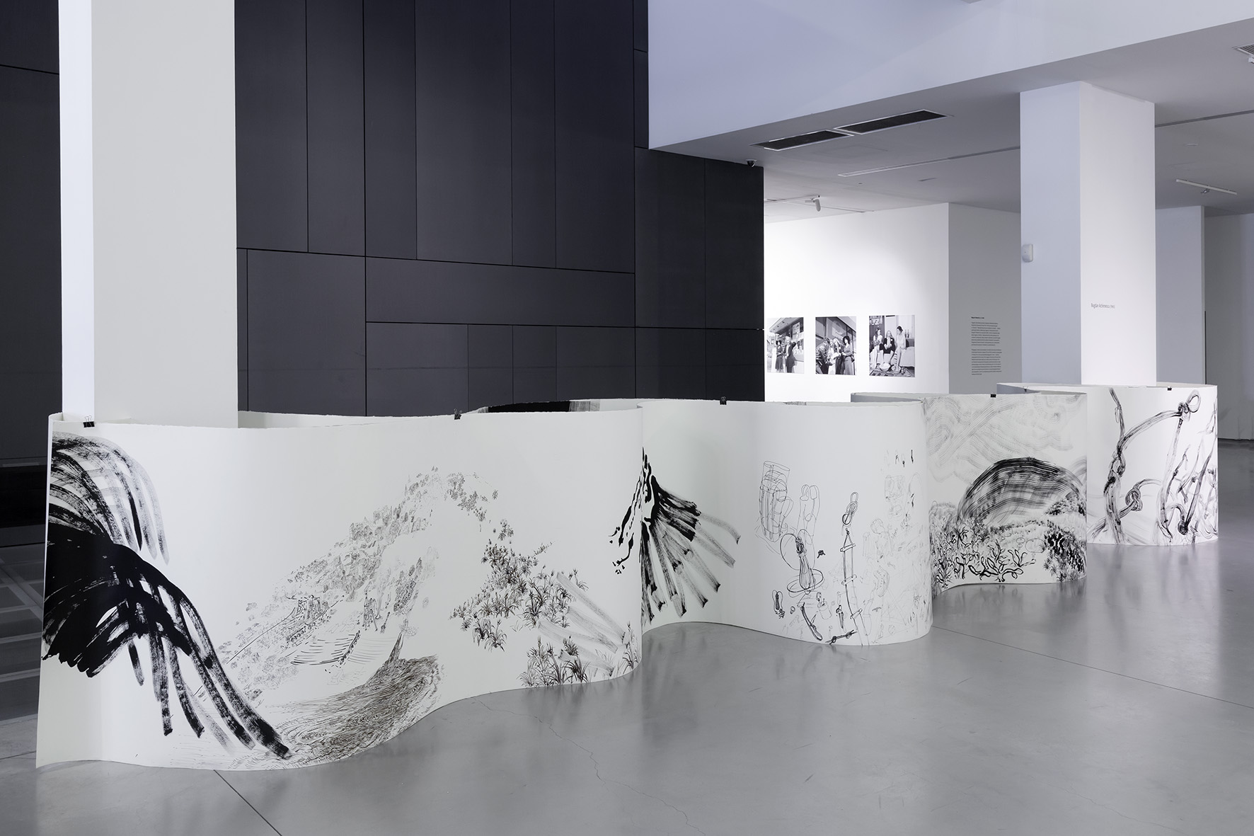 Bogdan Achimescu, //Góra sprzętu//, 2015, tusz, marker / papier, 134 × 2000 cm, courtesy B. Achimescu, fot. R. Sosin