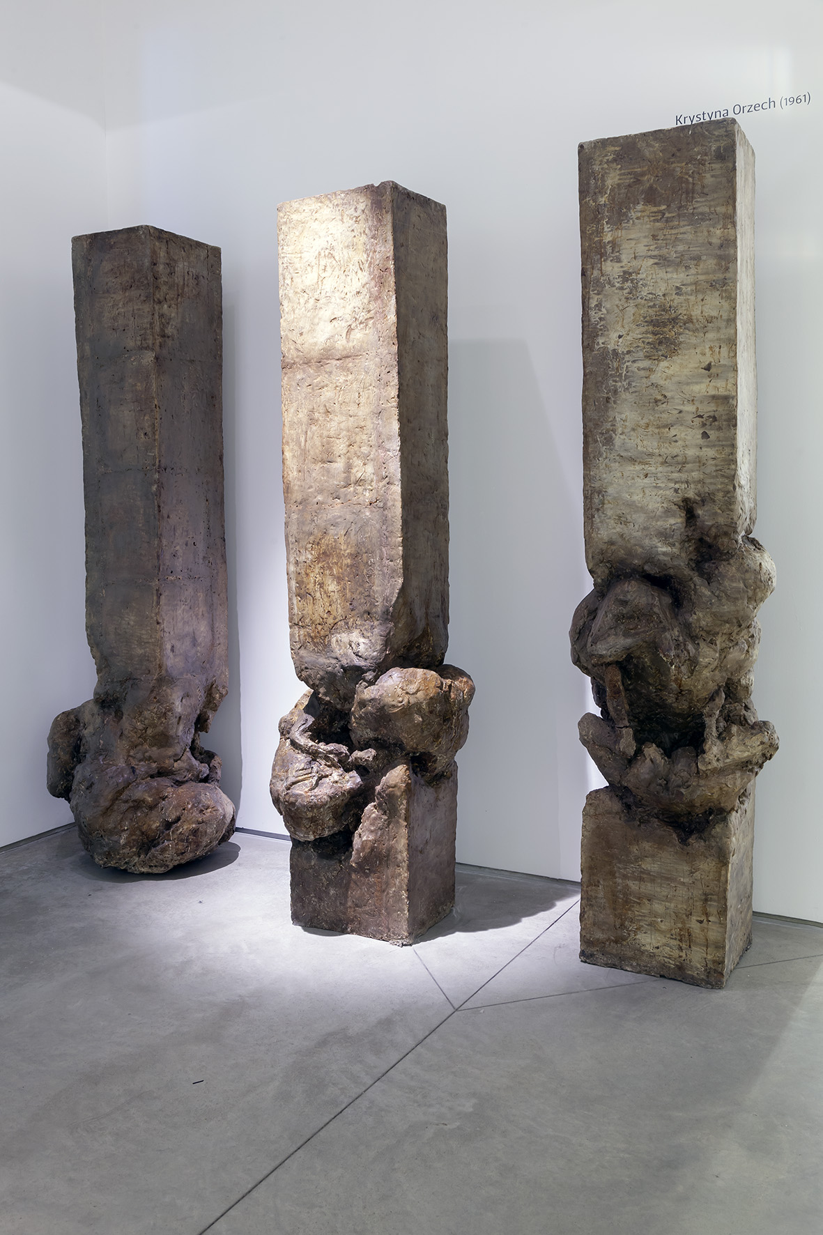 Krystyna Orzech, //Duel I//, 1987, sculpture (polyester resin), 230 × 48 × 48 cm, courtesy K. Orzech, photo: R. Sosin