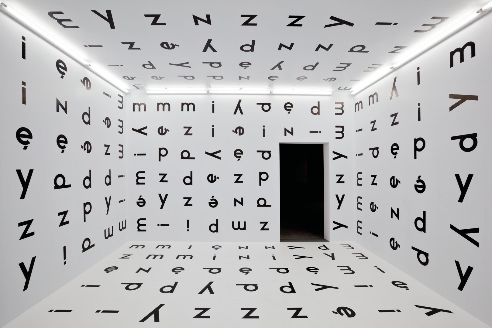 Stanisław Dróżdż, //Między//, (1977/2004), instalacja, Kolekcja MOCAK-u