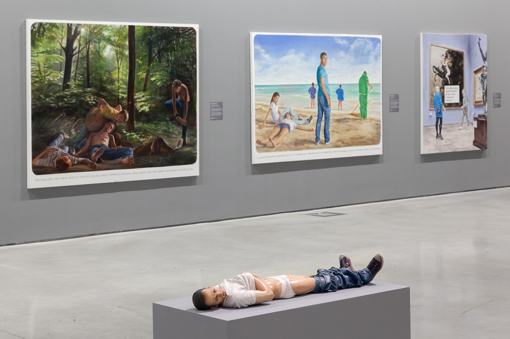 Widok z wystawy //Współczesne modele realizmu//, na pierwszym planie: Reza Aramesh, //Akcja 135: 8 maja 1945, 9.03, Setif, Algieria//, 2014, rzeźba, Kolekcja MOCAK–u