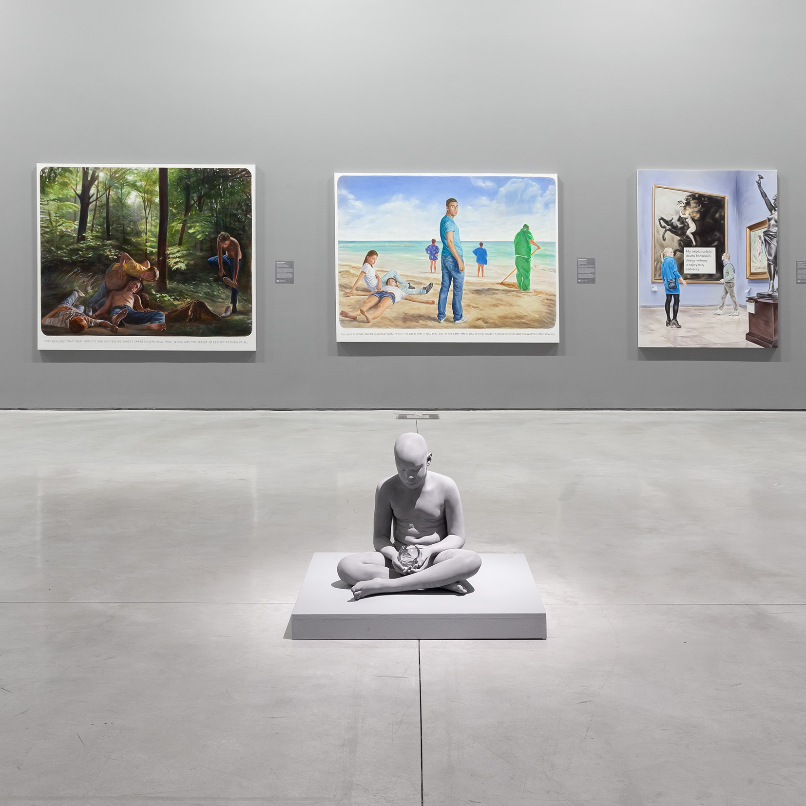 Widok z wystawy //Współczesne modele realizmu//, na pierwszym planie widoczna praca: Hans Op de Beeck, //Brian//, 2018, rzeźba, Kolekcja MOCAK–u, fot. R. Sosin