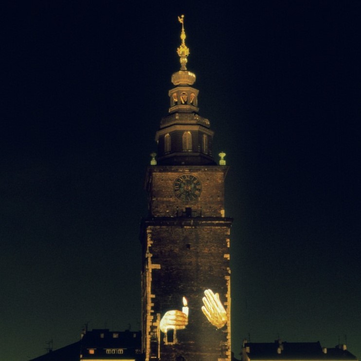 Krzysztof Wodiczko, //Wieża ratuszowa, Kraków//, 1996, dokumentacja projekcji publicznej, Kolekcja MOCAK-u