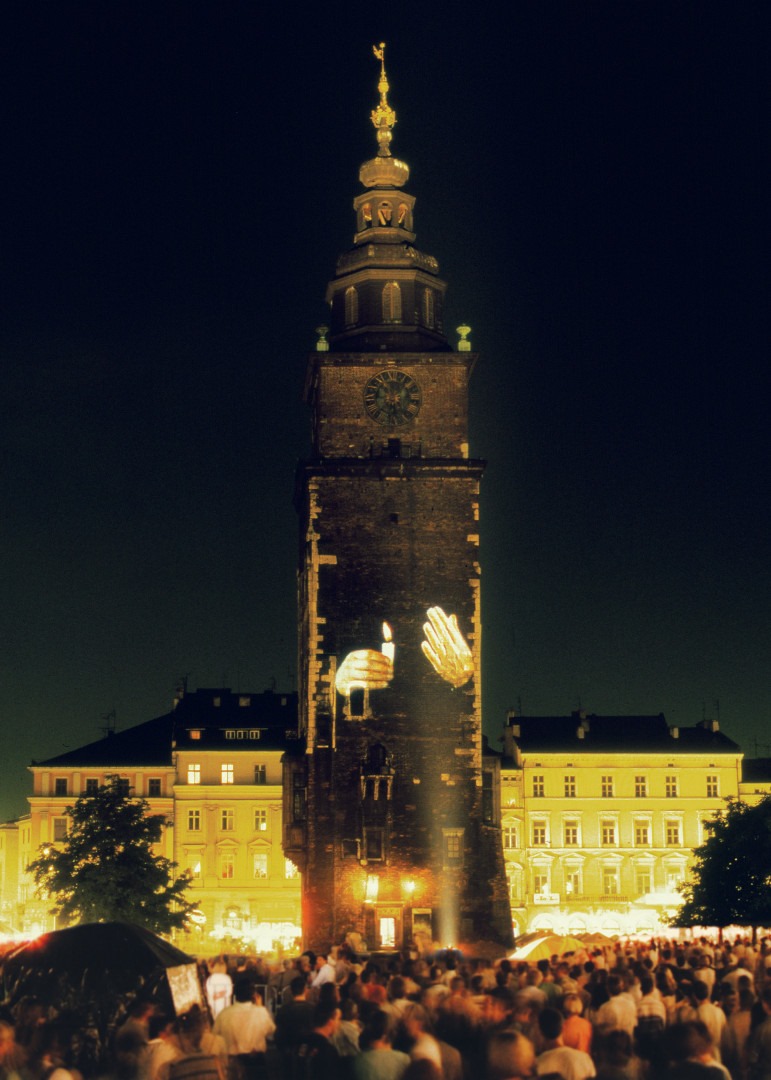 Krzysztof Wodiczko, //Wieża ratuszowa, Kraków//, 1996, dokumentacja projekcji publicznej, Kolekcja MOCAK-u