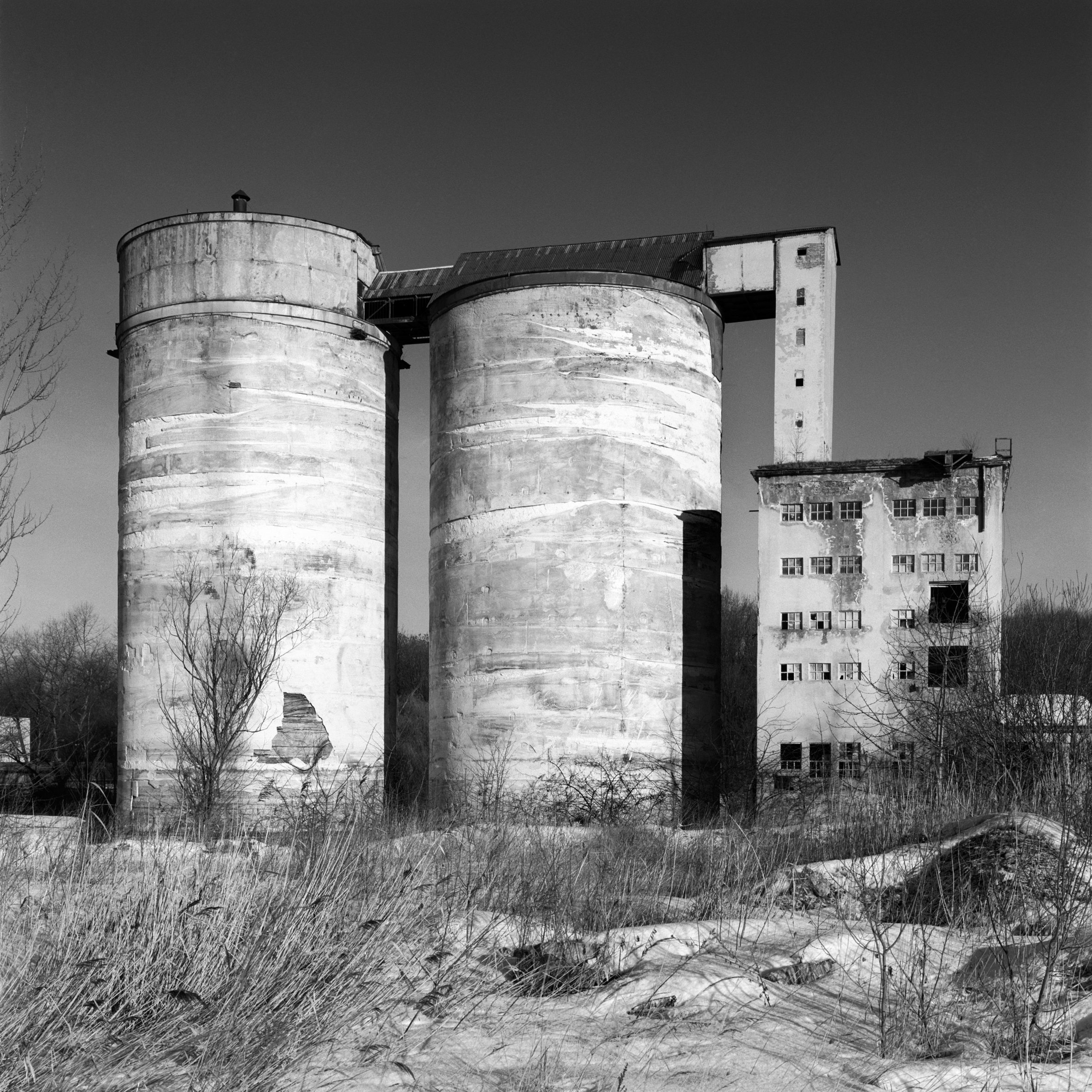 Wojciech Wilczyk, //Kraków, Zakłady Chemiczne „Bonarka”//, z cyklu //Postindustrial//, 2004, fotografia, 60 × 60 cm, Kolekcja MOCAK-u