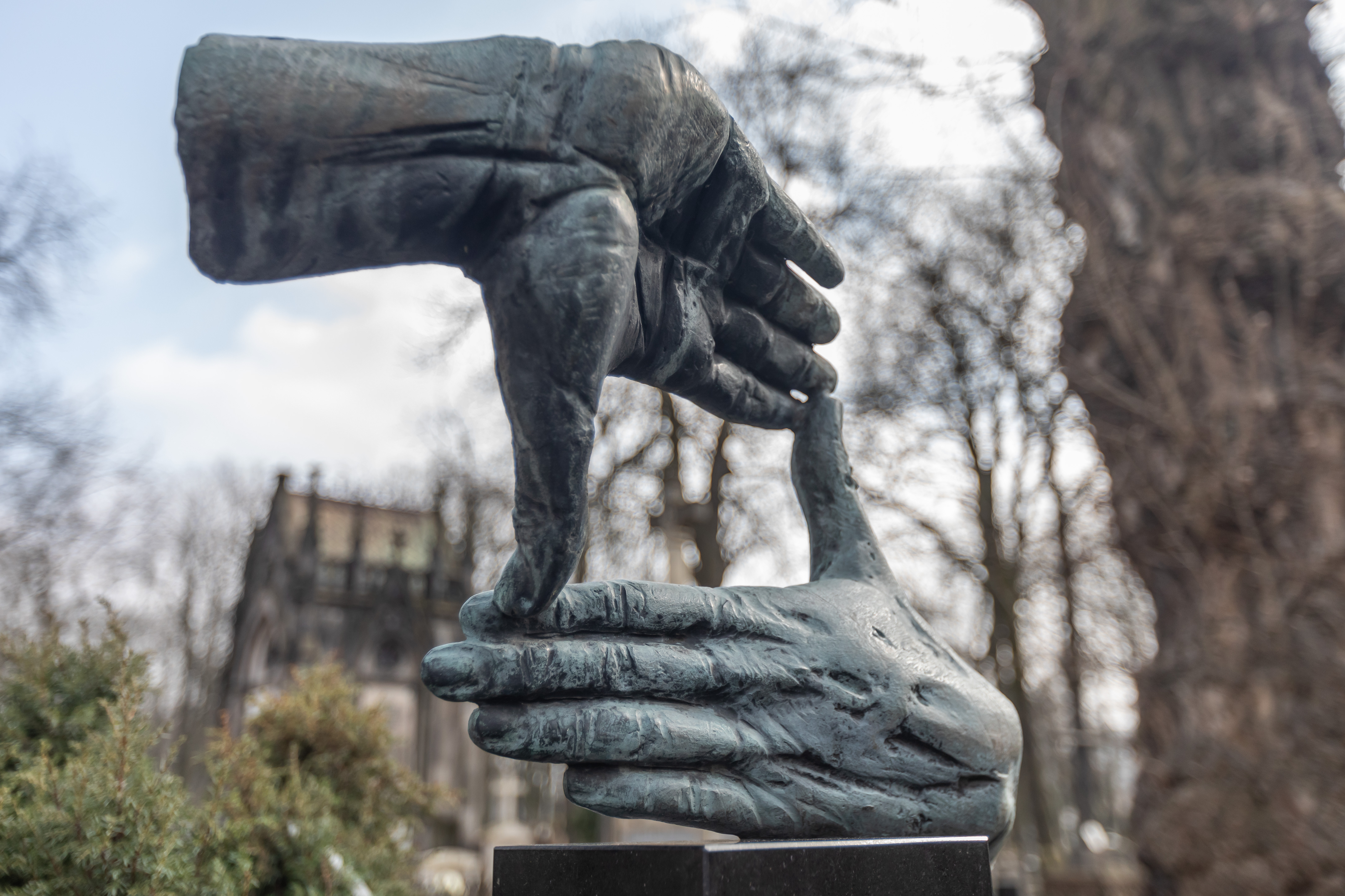 Rzeźba na nagrobku Krzysztofa Kieślowskiego, 1997, brąz patynowany, Stare Powązki, Warszawa, fot. R. Sosin