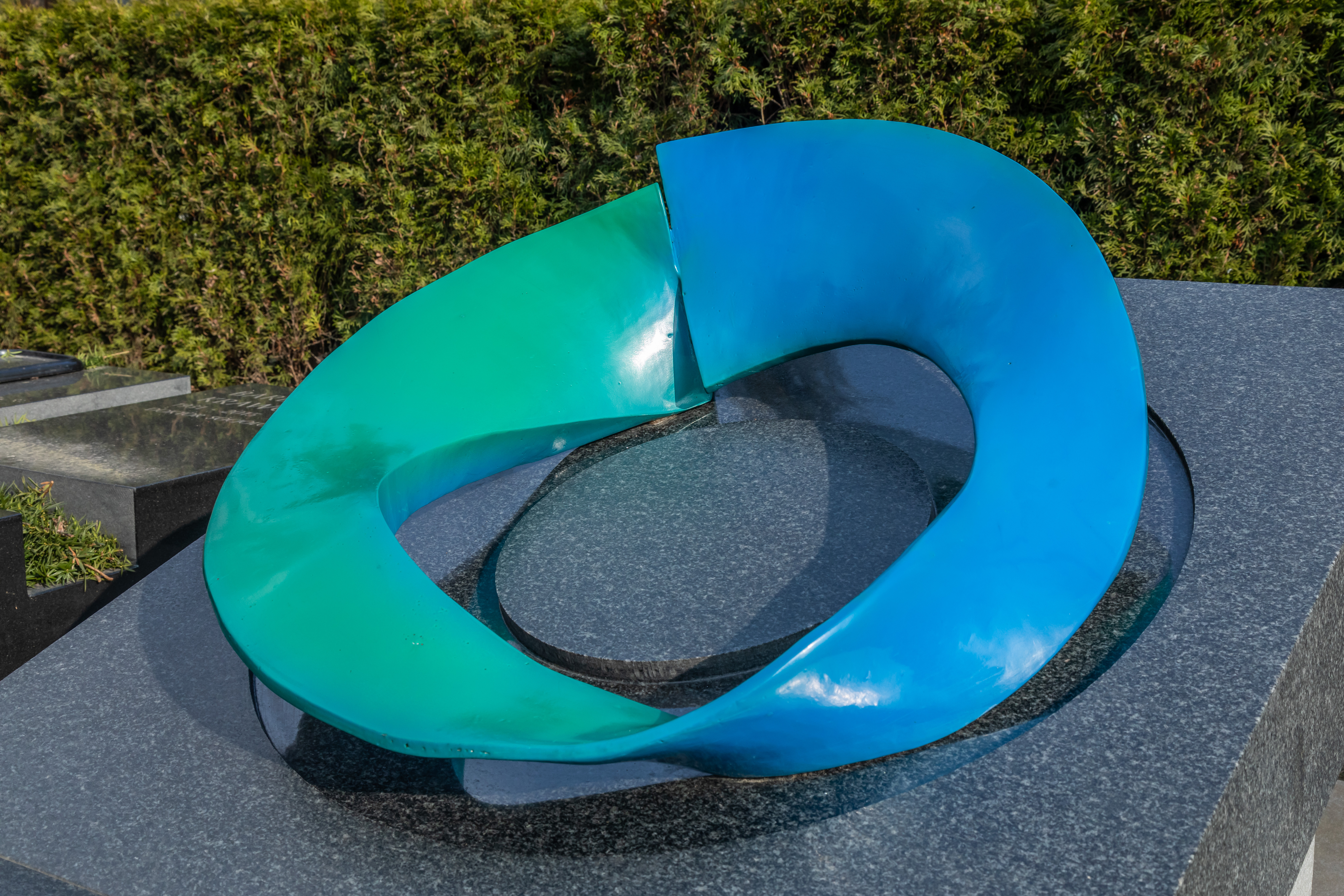 Rzeźba na nagrobku Wojciecha Fangora, 2017, aluminium malowane proszkowo, Powązki Wojskowe, Warszawa, fot. R. Sosin