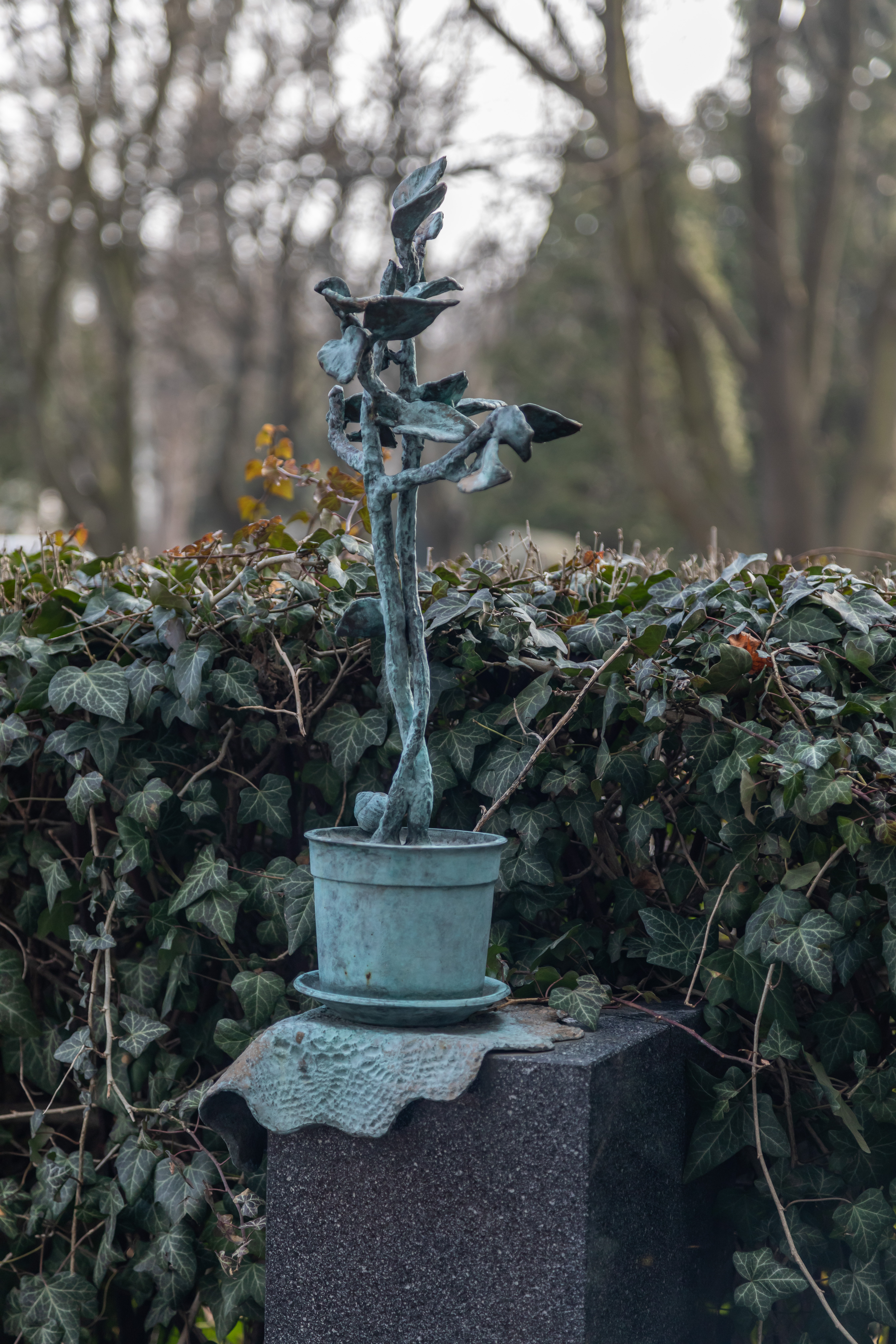 Sculpture for the Bednarski family tomb, 2007, patinated bronze, Military Powązki, Warsaw, photo: R. Sosin
