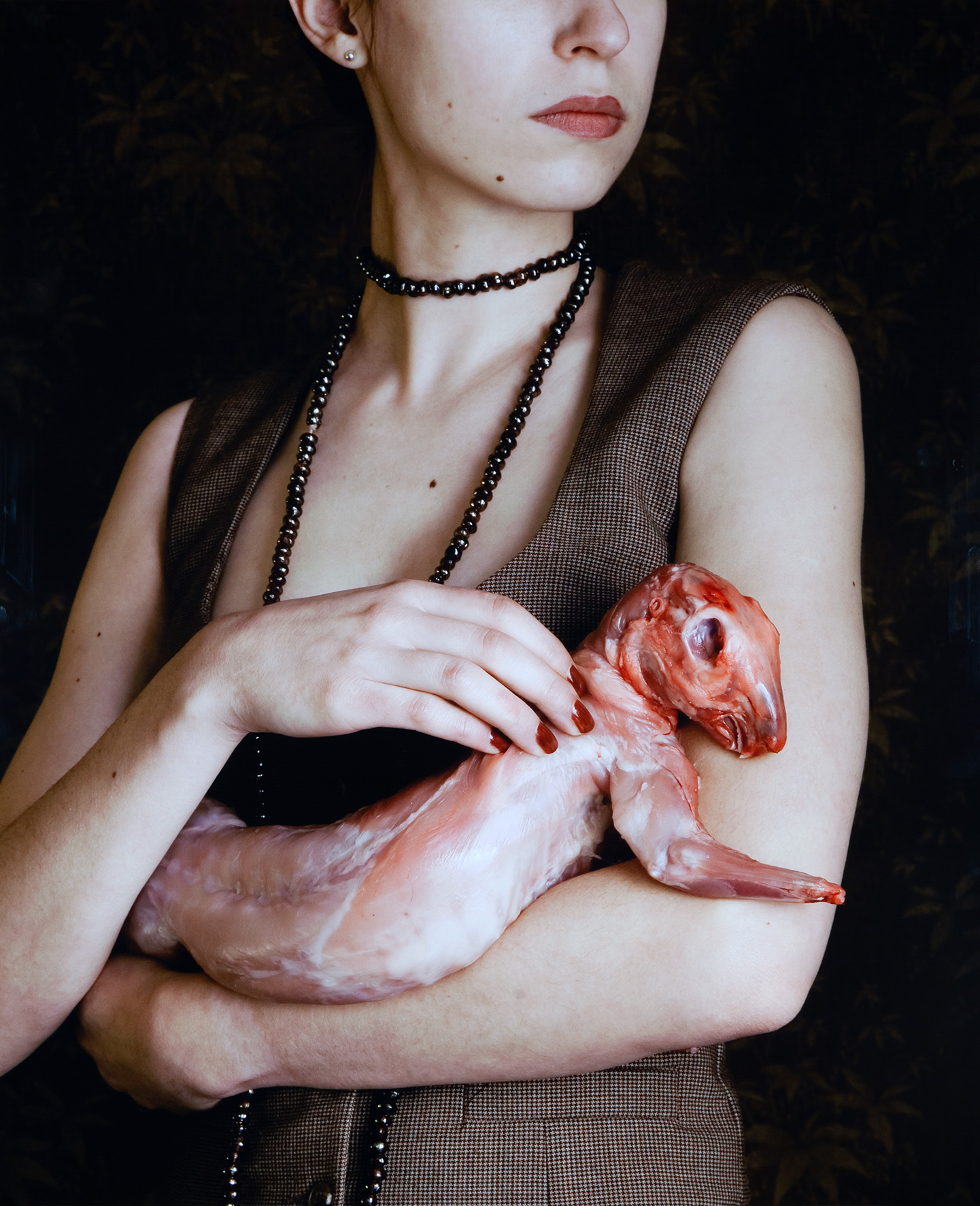 Carina Linge, //Dama z królikiem (Dame mit Kaninchen)//, 2008, fotografia, 122 × 100 cm, Kolekcja MOCAK-u