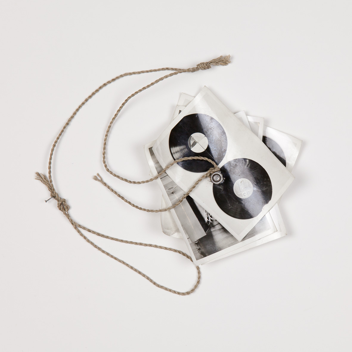 Milan Knížák, //Fly//, 1987, fotografia, śruba, sznurek, 13,5 × 13,5 cm, Kolekcja MOCAK-u