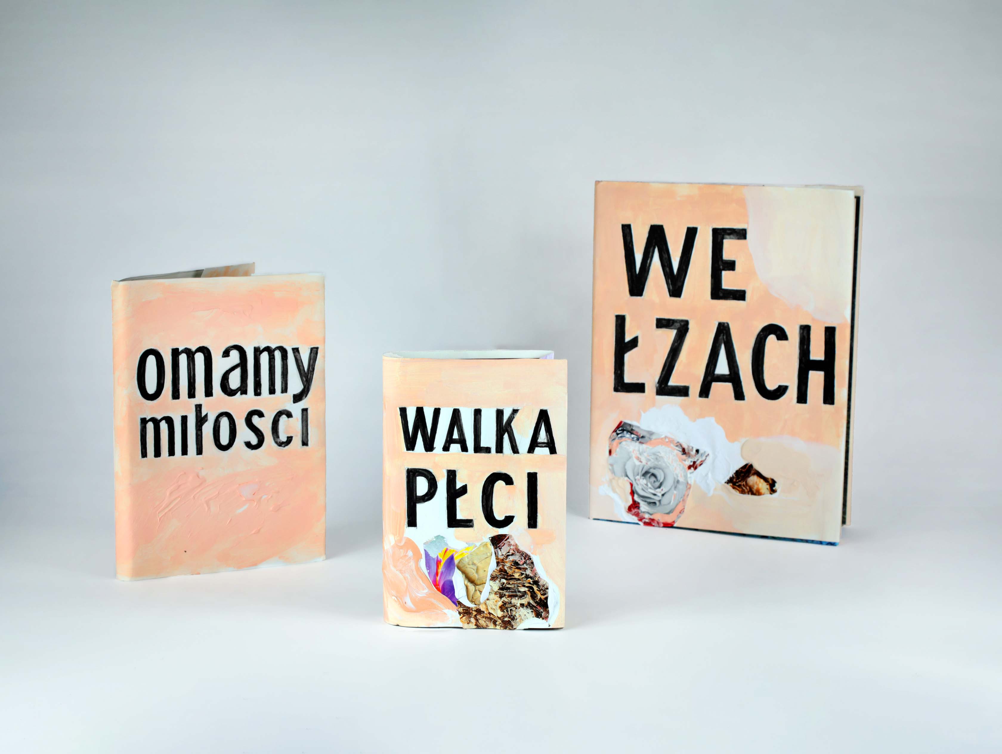 Jadwiga Sawicka, //Omamy miłości//, 2017, akryl, kolaż / papier, 24,5 × 18 × 2 cm; //Walka płci//, 2017, akryl, kolaż / papier, 20,5 × 13,5 × 3 cm; //We łzach//, 2017, akryl, kolaż / papier, 31,5 × 24,5 × 1 cm, courtesy J. Sawicka, fot. R. Sosin