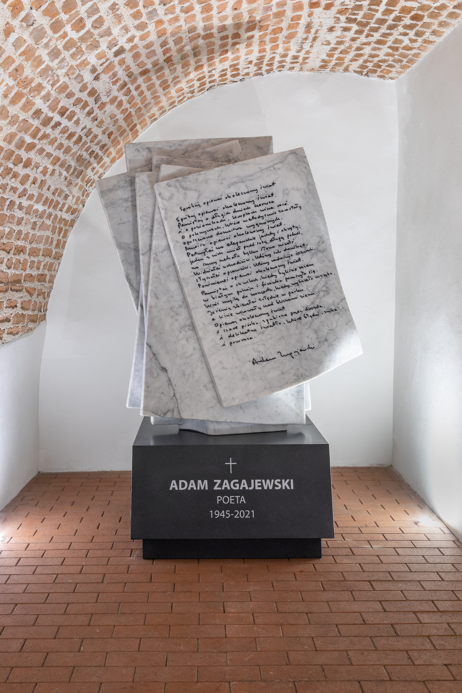 Sarkofag Adama Zagajewskiego, 2021, marmur kararyjski, granit szwedzki, Panteon Narodowy w kościele św. Piotra i Pawła, Kraków, fot. R. Sosin, Projekt jest finansowany ze środków Miasta Krakowa