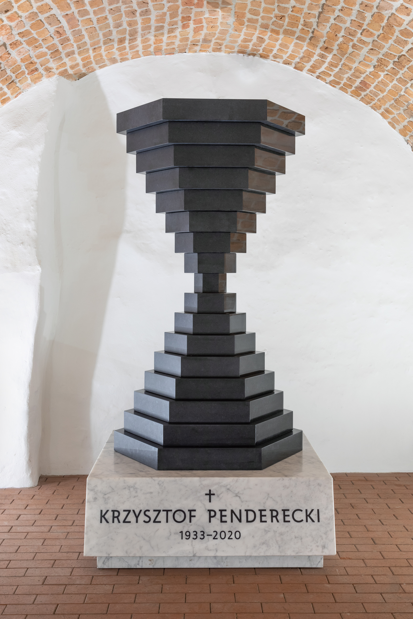 Krzysztof Penderecki’s sarcophagus, 2021, Carrara marble, Swedish granite; National Pantheon in the Church of St Peter and St Paul, Krakow, photo: R. Sosin