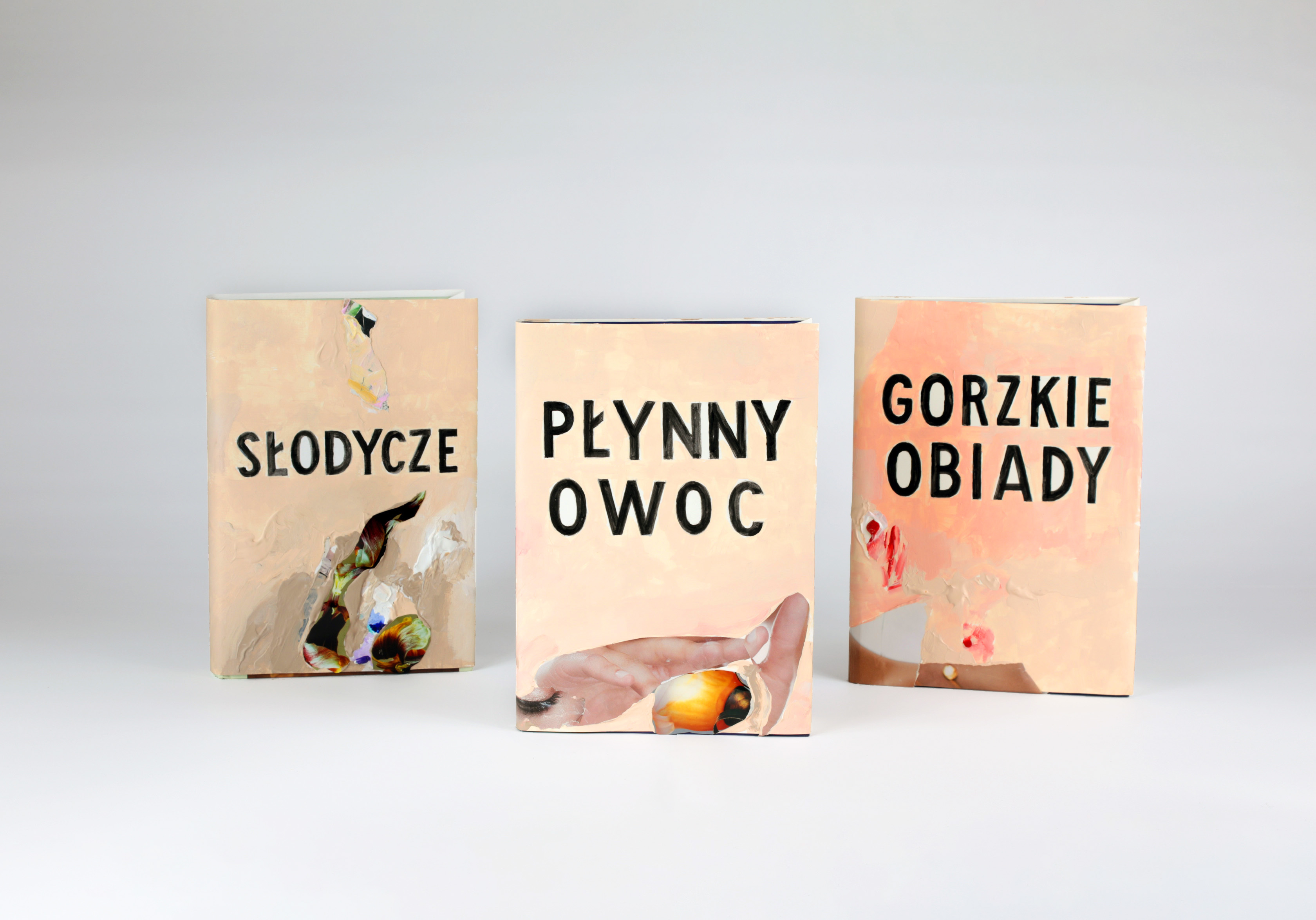 Jadwiga Sawicka, //Słodycze//, 2021, akryl, kolaż / papier, 24,5 × 18 × 2 cm; //Płynny owoc//, 2021, akryl, kolaż / papier, 20,5 × 13,5 × 3 cm; //Gorzkie obiady//, 2021, akryl, kolaż / papier, 20,5 × 13,5 × 3 cm, courtesy J. Sawicka, fot. R. Sosin